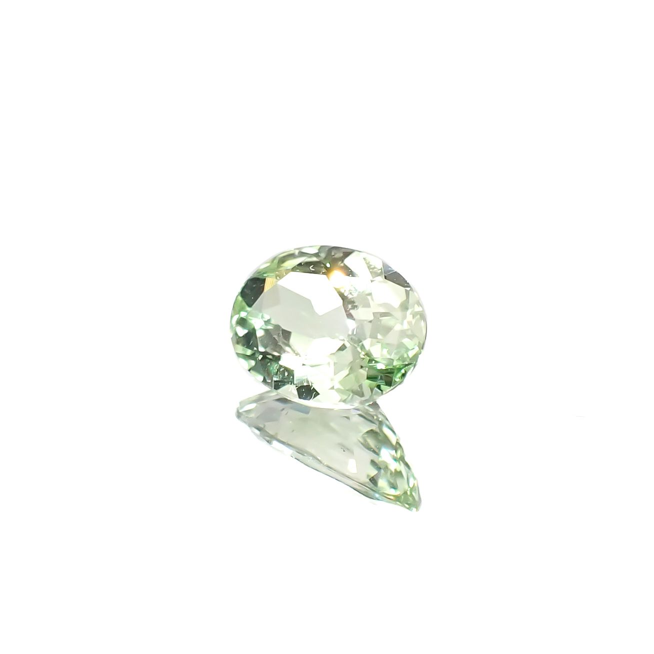 ミントガーネット(宝石名ガーネット)タンザニア産 0.65ct 識別済[241229612]6.8x4.7mm前後
