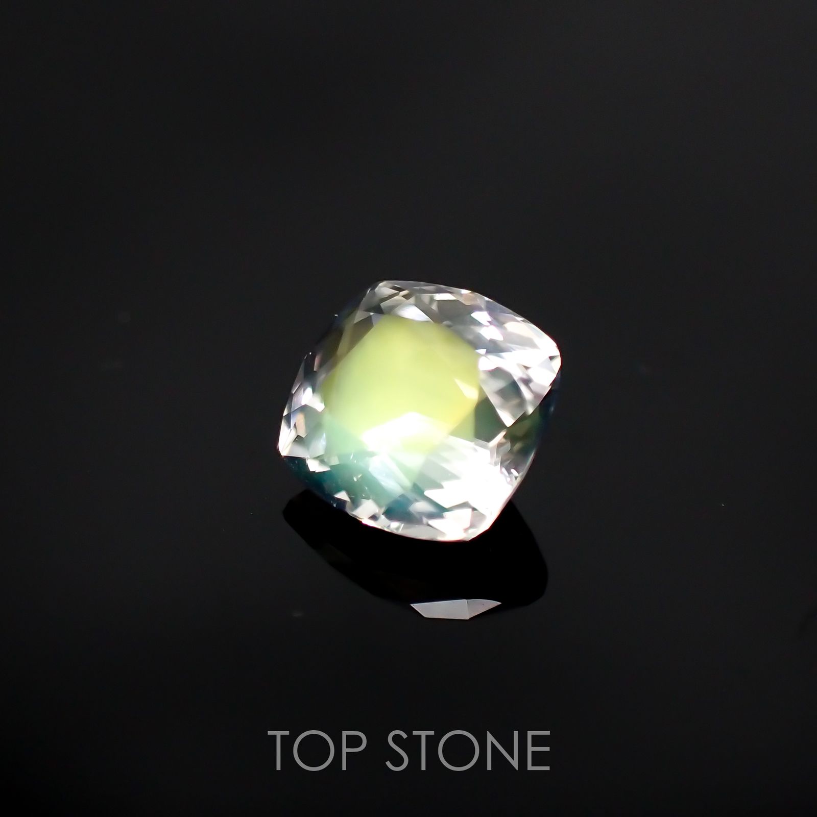 レインボームーンストーン(宝石名ラブラドライト) マダガスカル産 1.365ct ソ付(彩珠)[210611251]7.3×6.9mm前後