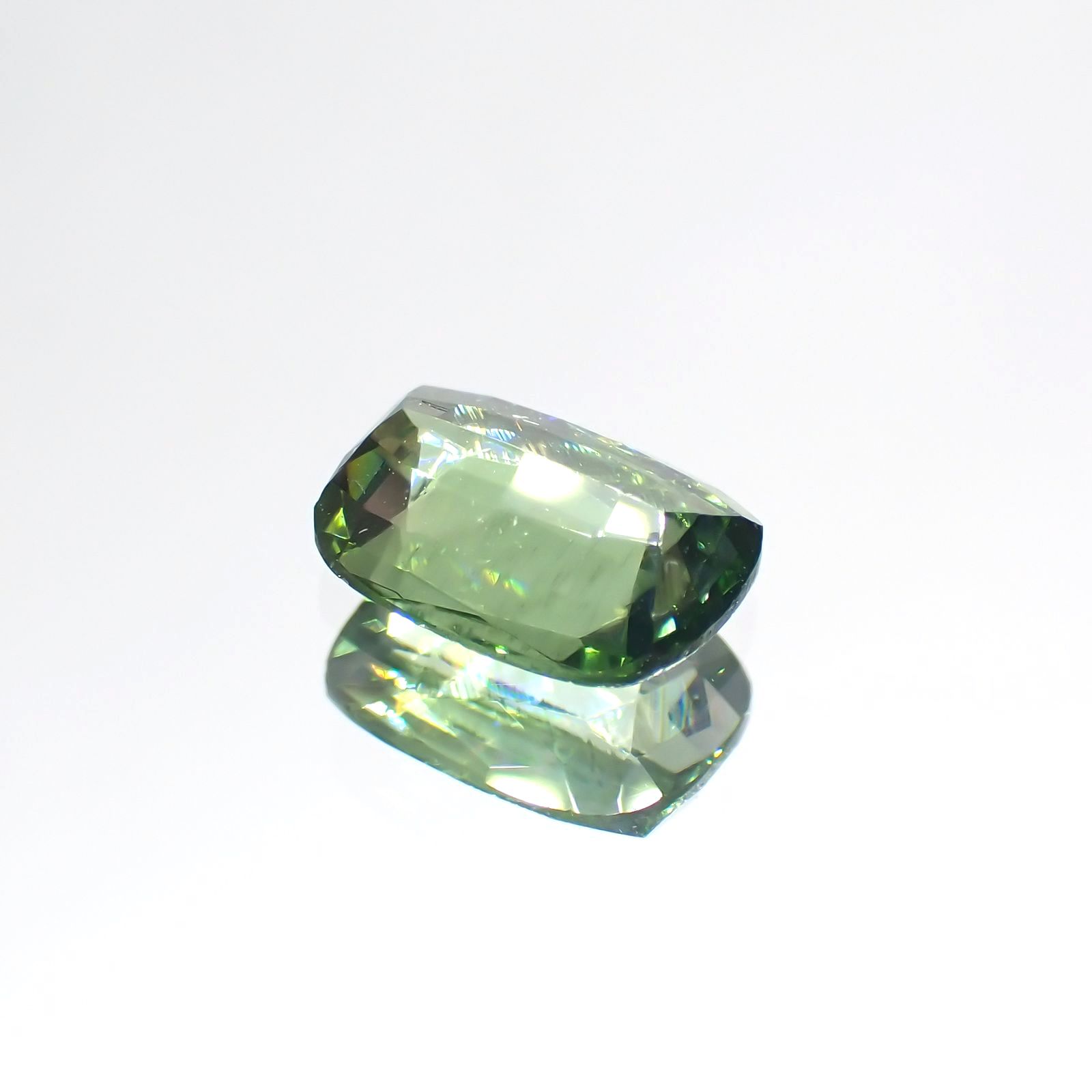 グリーンジルコン(宝石名ジルコン)スリランカ/コロンビア産 0.90ct 識別済[231124281]6.8x5.1mm前後