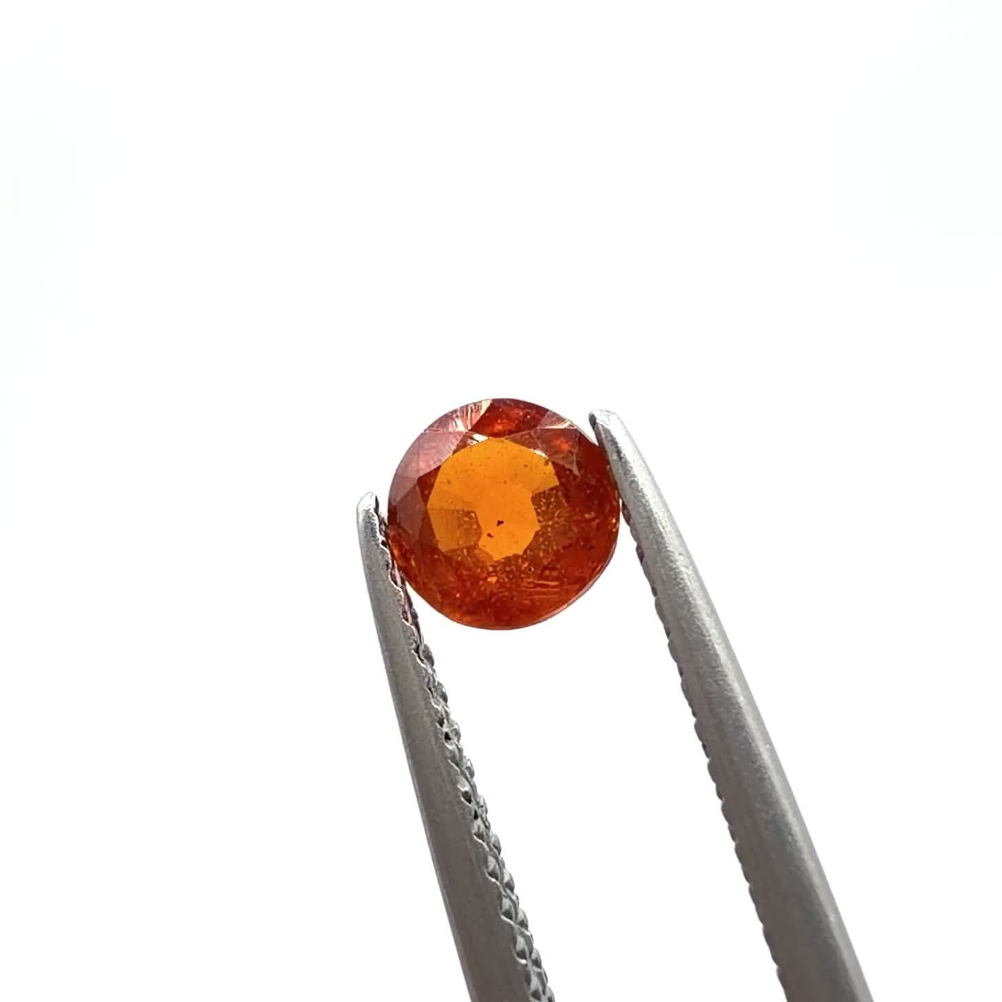 オレンジカイヤナイト ネパール産 0.59ct / 4.9x4.9mm前後 [260920587