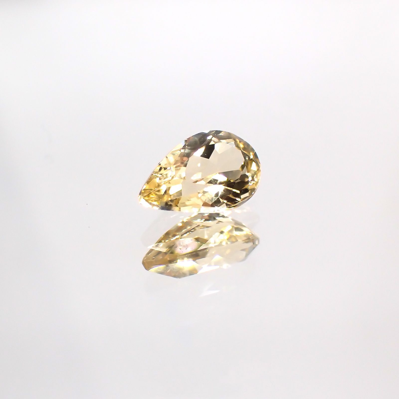 インペリアルトパーズ(宝石名トパーズ)ブラジル産 0.78ct 識別済[220113910]7.1x4.9mm前後