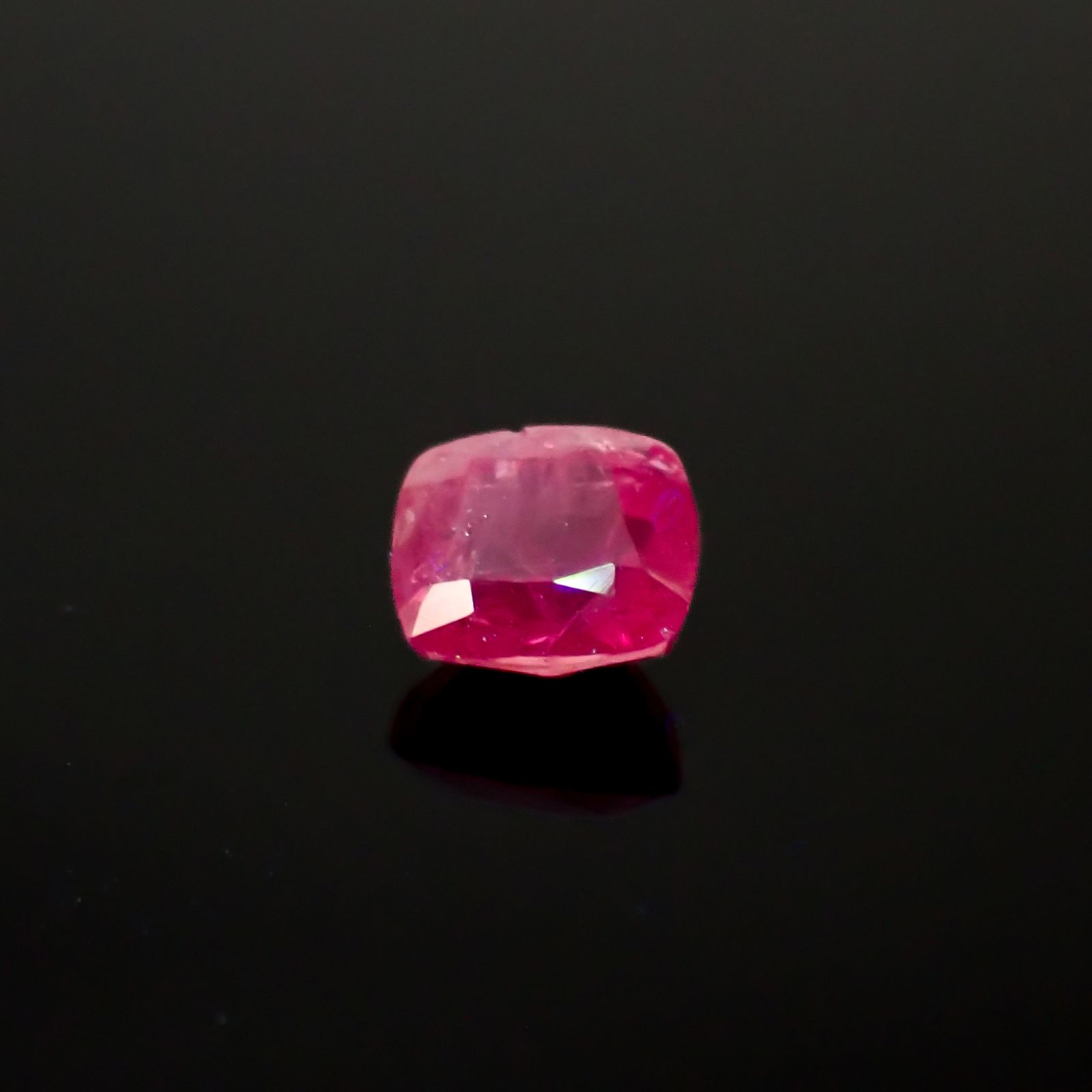 パープルサファイア 非加熱 パキスタン・カシミール地方産 0.81ct[240628405]5.3x4.5mm前後