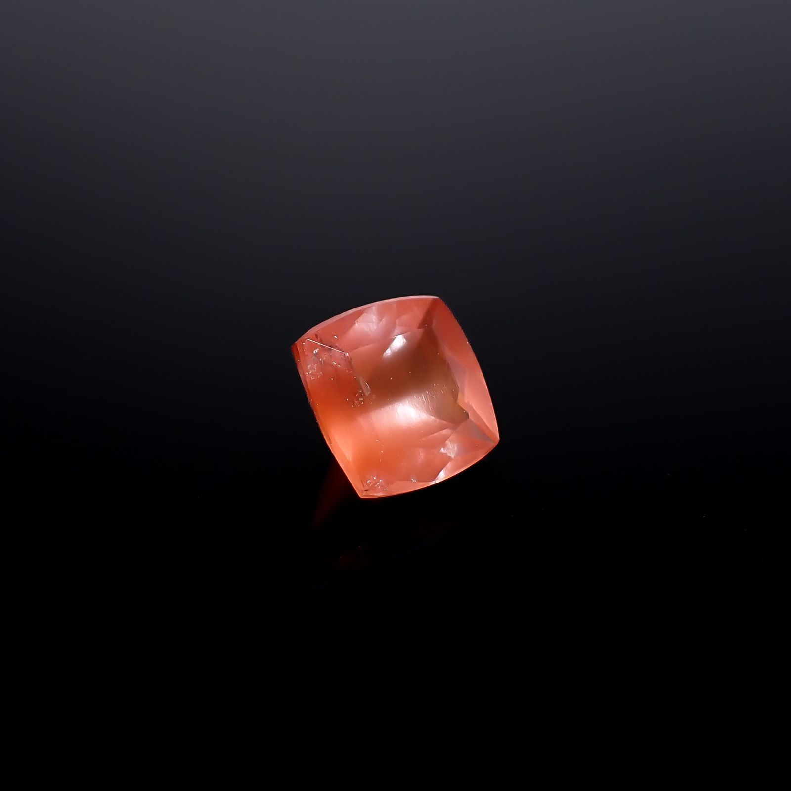 サンストーンスキャポライト(宝石名シーン・スキャポライト)タンザニア産 識別済 1.94ct / 7.6x7.6mm前後 [260832730]