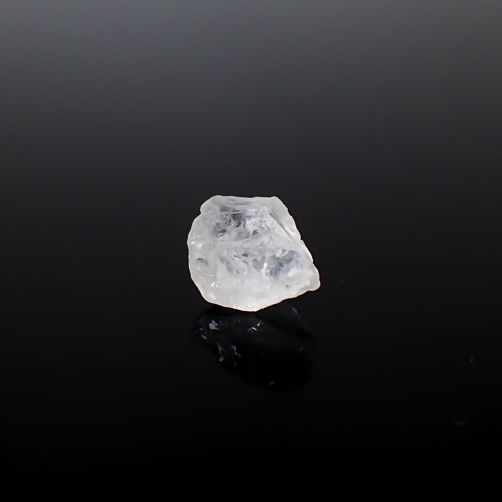 フェナカイト原石 ロシア産 3.98ct / 10x8.4mm前後 [260532181]