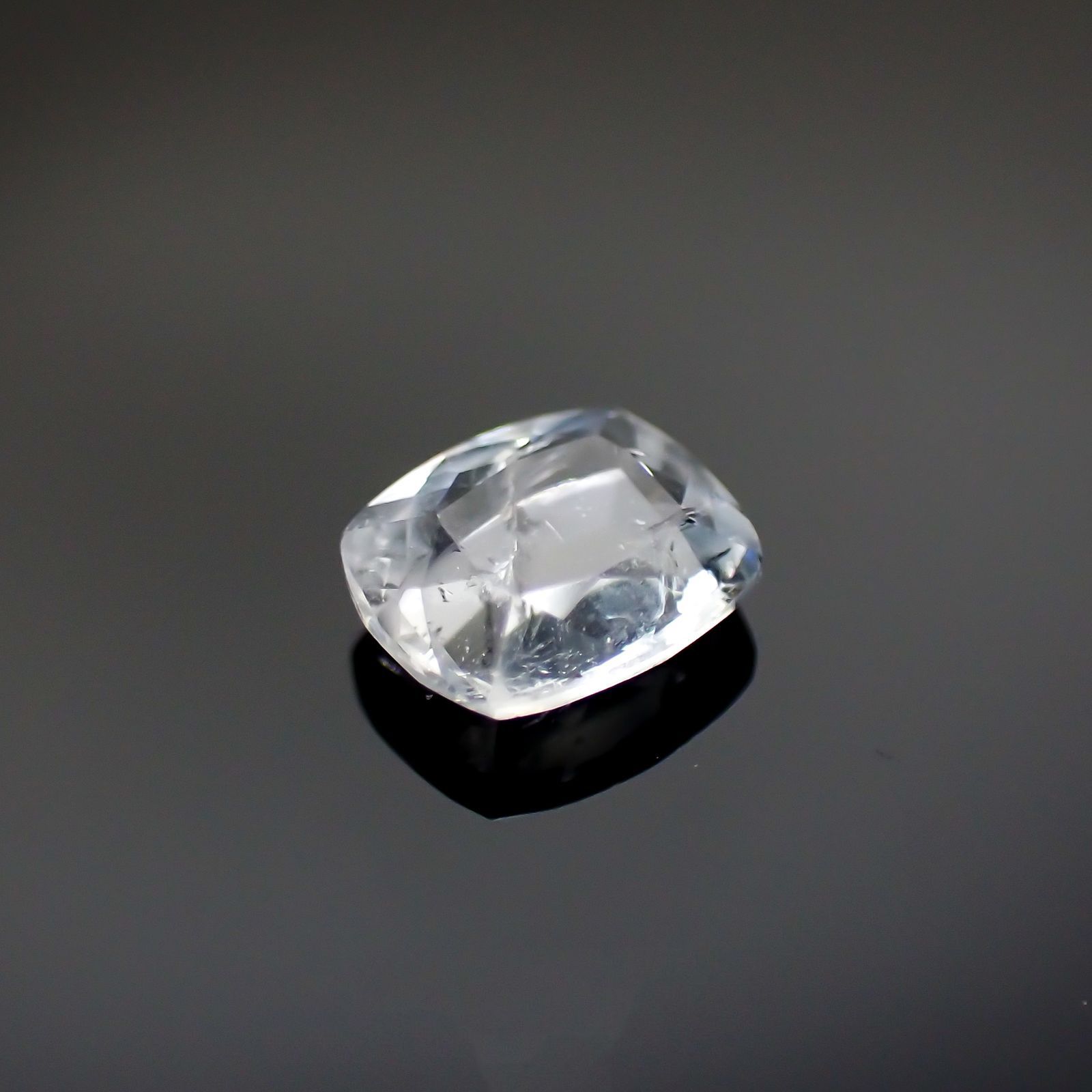 ユークレース(宝石名ユークレース)ブラジル産 0.488ct ソ付(彩珠)[230522046]5.7x4.8mm前後