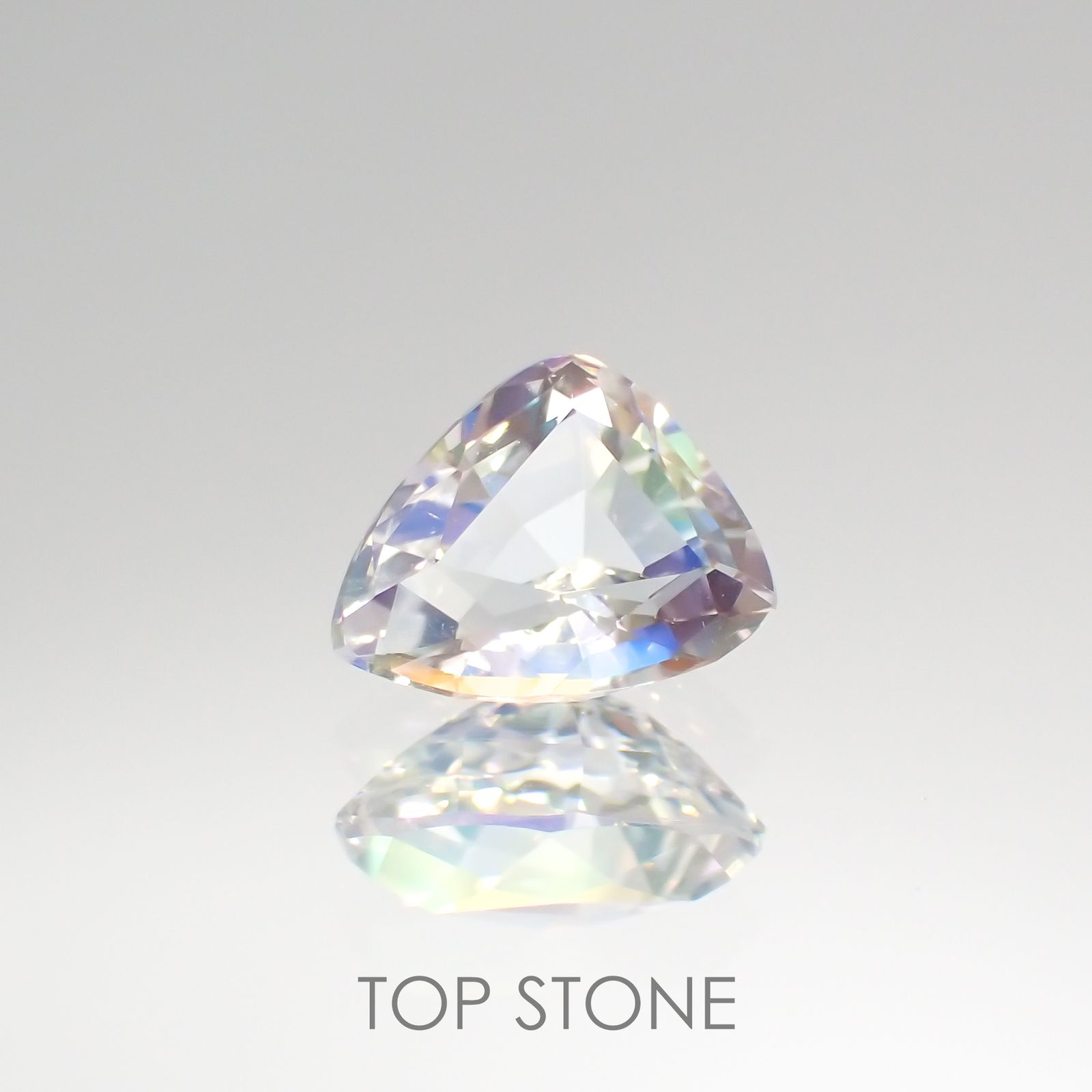 レインボームーンストーン(宝石名ラブラドライト)マダガスカル産 0.6ct 識別済[211113756]5.3x6.5mm前後