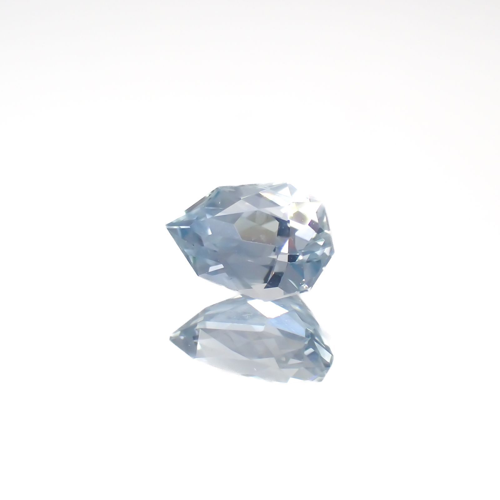◇カスタムカット◇アイスブルーサファイア(宝石名サファイア)スリランカ/マダガスカル産 0.91ct 識別済[220918077]7x4.8mm前後