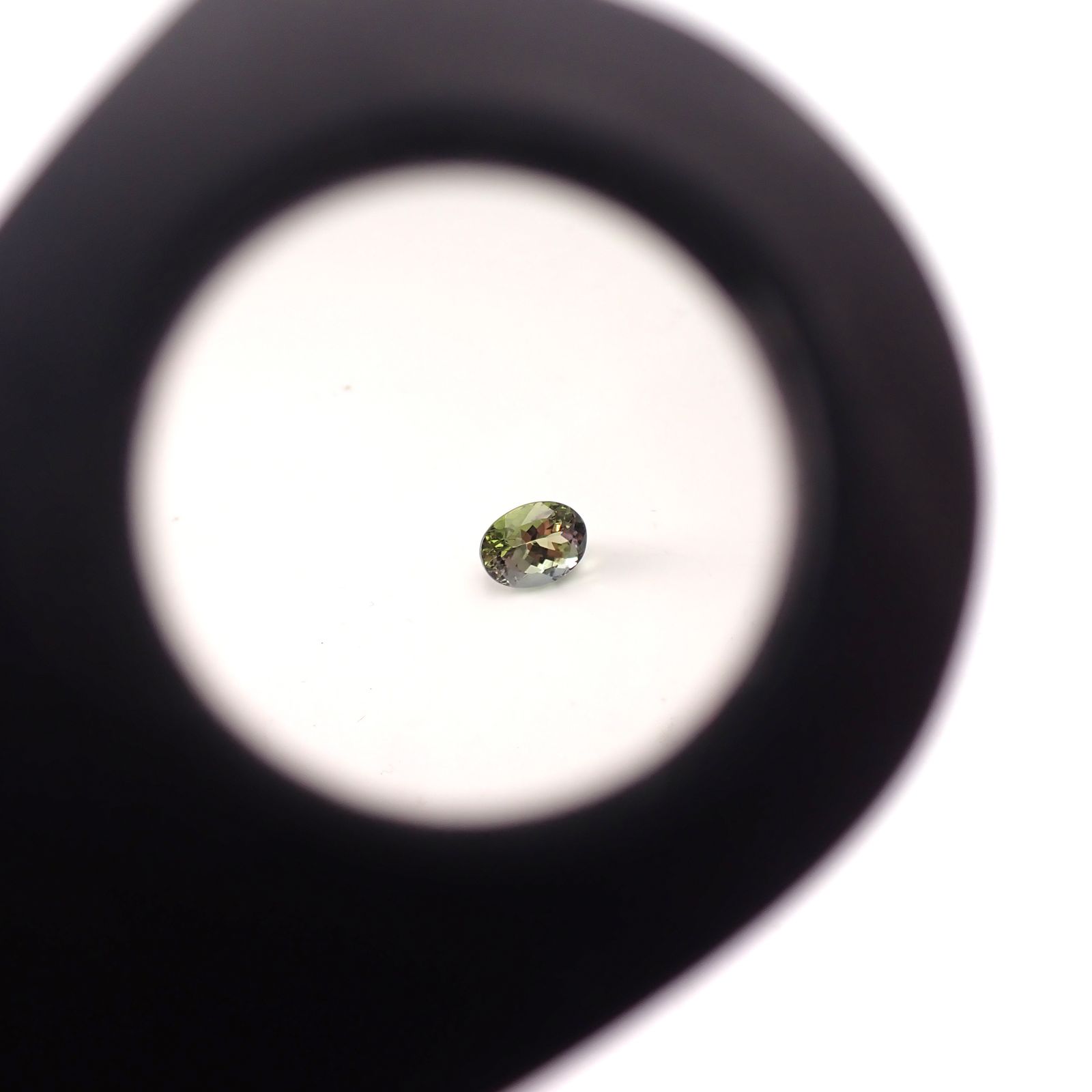 バイカラータンザナイト(宝石名グリーン・ゾイサイト)タンザニア産 ソ付(彩珠) 3.838ct / 10.4x7.7mm前後 [251231474]