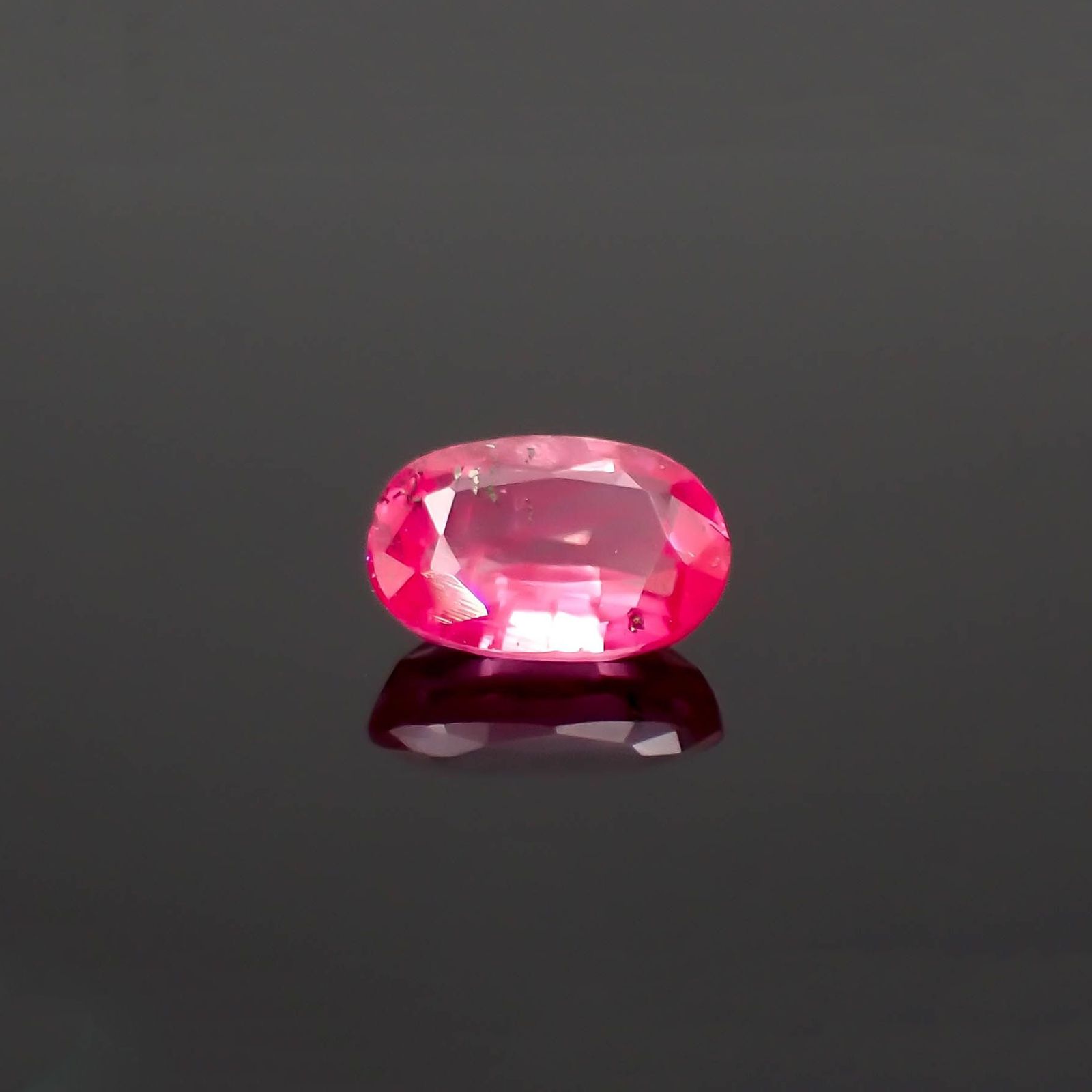 パープルサファイア パキスタン・カシミール産 0.56ct / 5.7x3.9mm前後 [251019864]