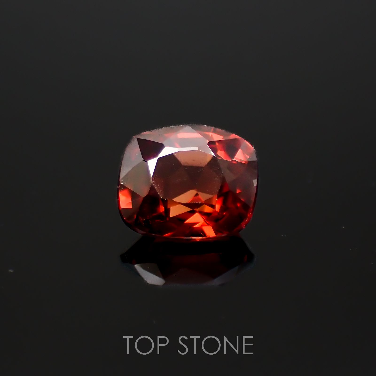 レッドスピネル(宝石名スピネル)ビルマ/マダガスカル産 0.62ct 識別済[220817538]5.3x4.5mm前後