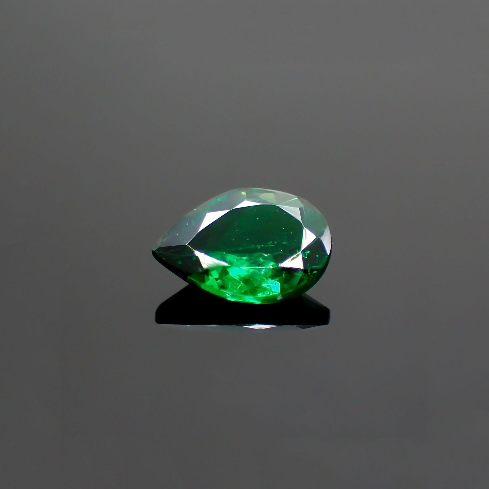 ツァボライト(宝石名グリーン グロッシュラー・ガーネット) タンザニア産 ソ付(彩珠) 0.618ct / 6.9x4.9mm前後 [21069915]
