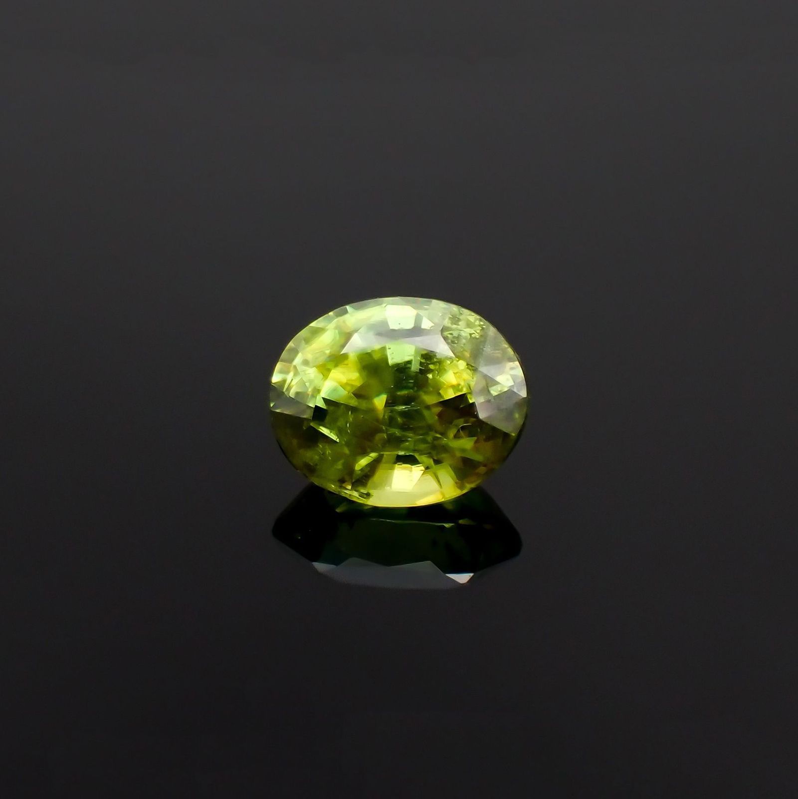 スフェーン(宝石名スフェーン)マダガスカル産 識別済 0.98ct / 6.5x5.4mm前後 [260120094]