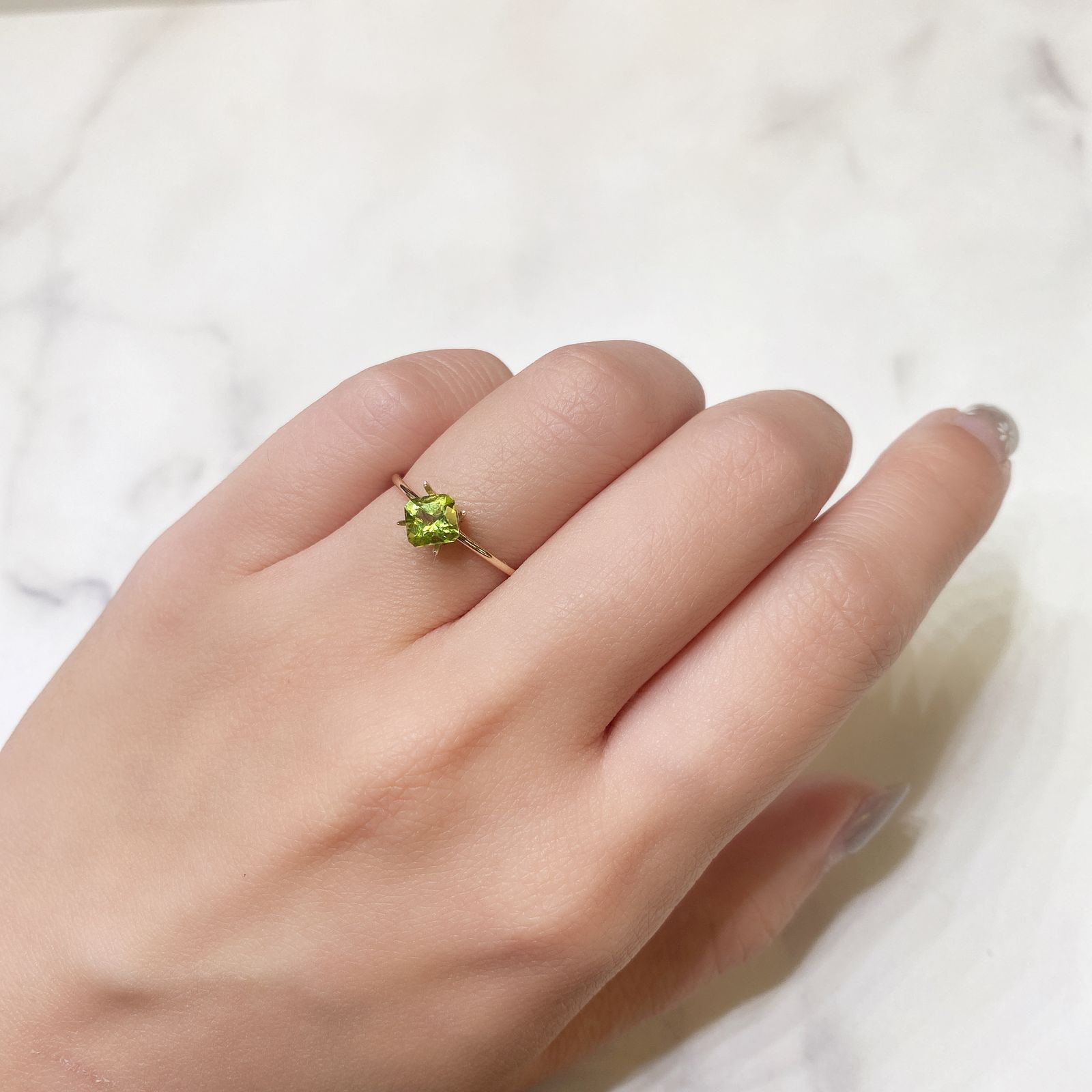 ◇アッシャーカット◇ペリドット(宝石名ペリドット) パキスタン産 0.76ct 識別済[211013489]5.1×5mm前後