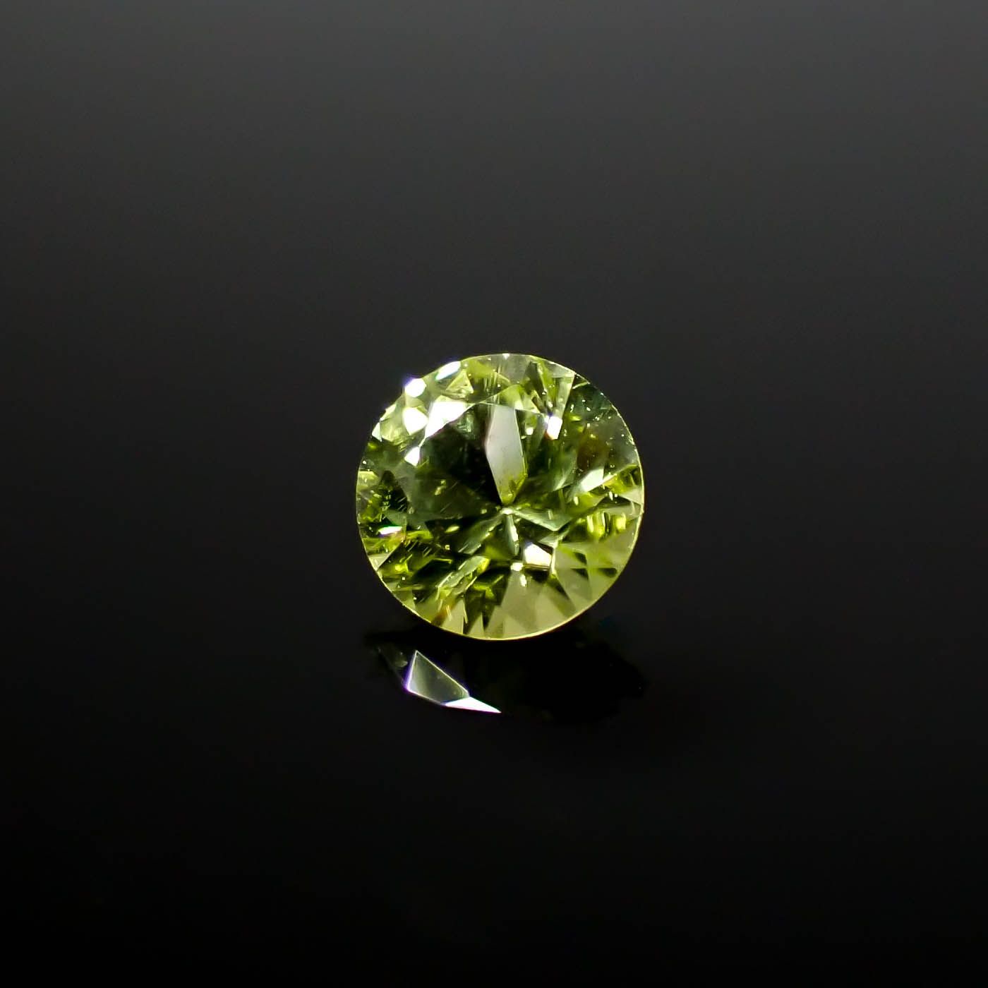 パラサイティックペリドット 採取地：インドネシア・ジェパラ 0.18ct [250730748]3.5x3.5mm前後