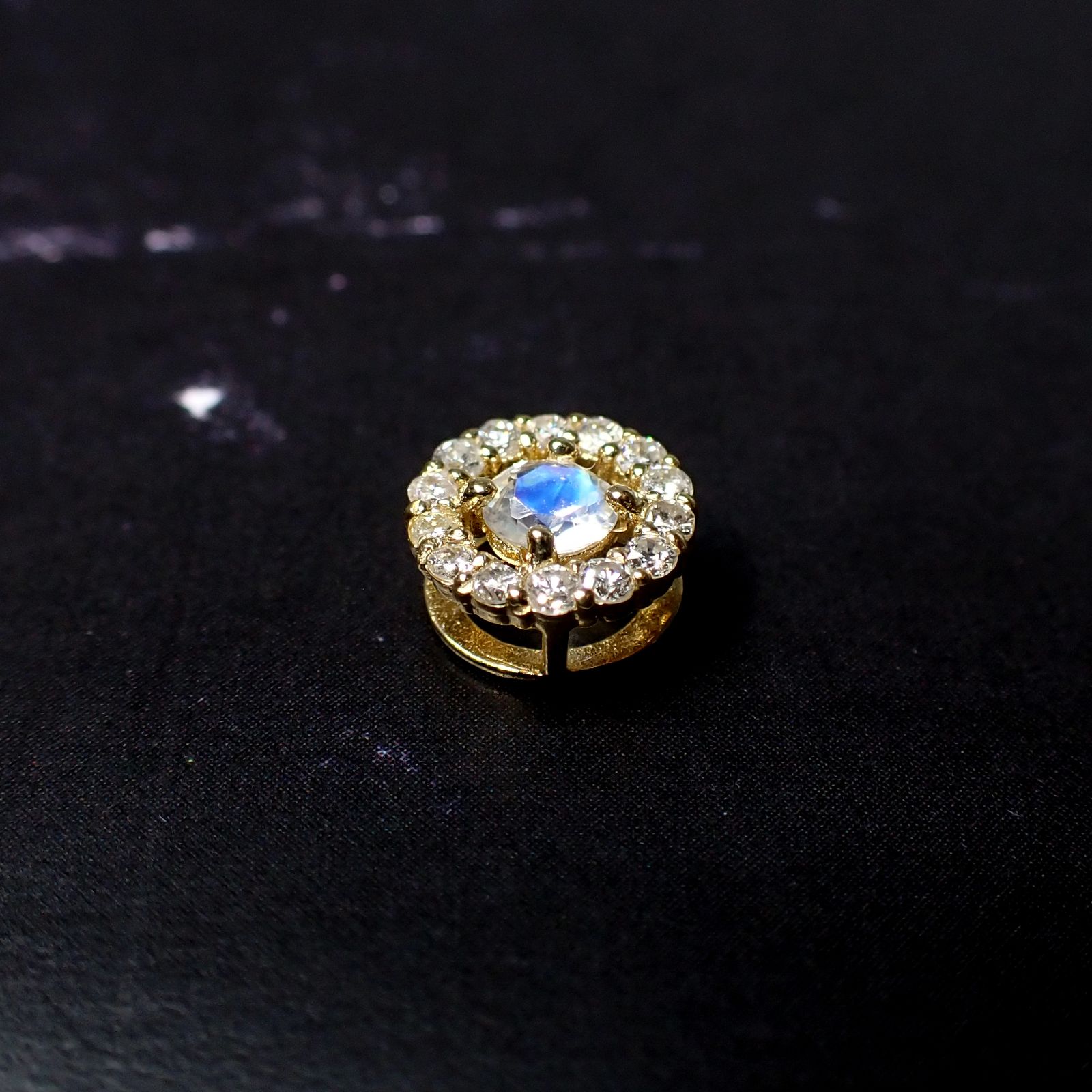 ◇K18 Briller（ブリエ）◇ダイヤモンド×レインボームーンストーン | 6.5mmタイプ [取り巻きデザインチャーム/ペンダントトップ※チェーン別売り]