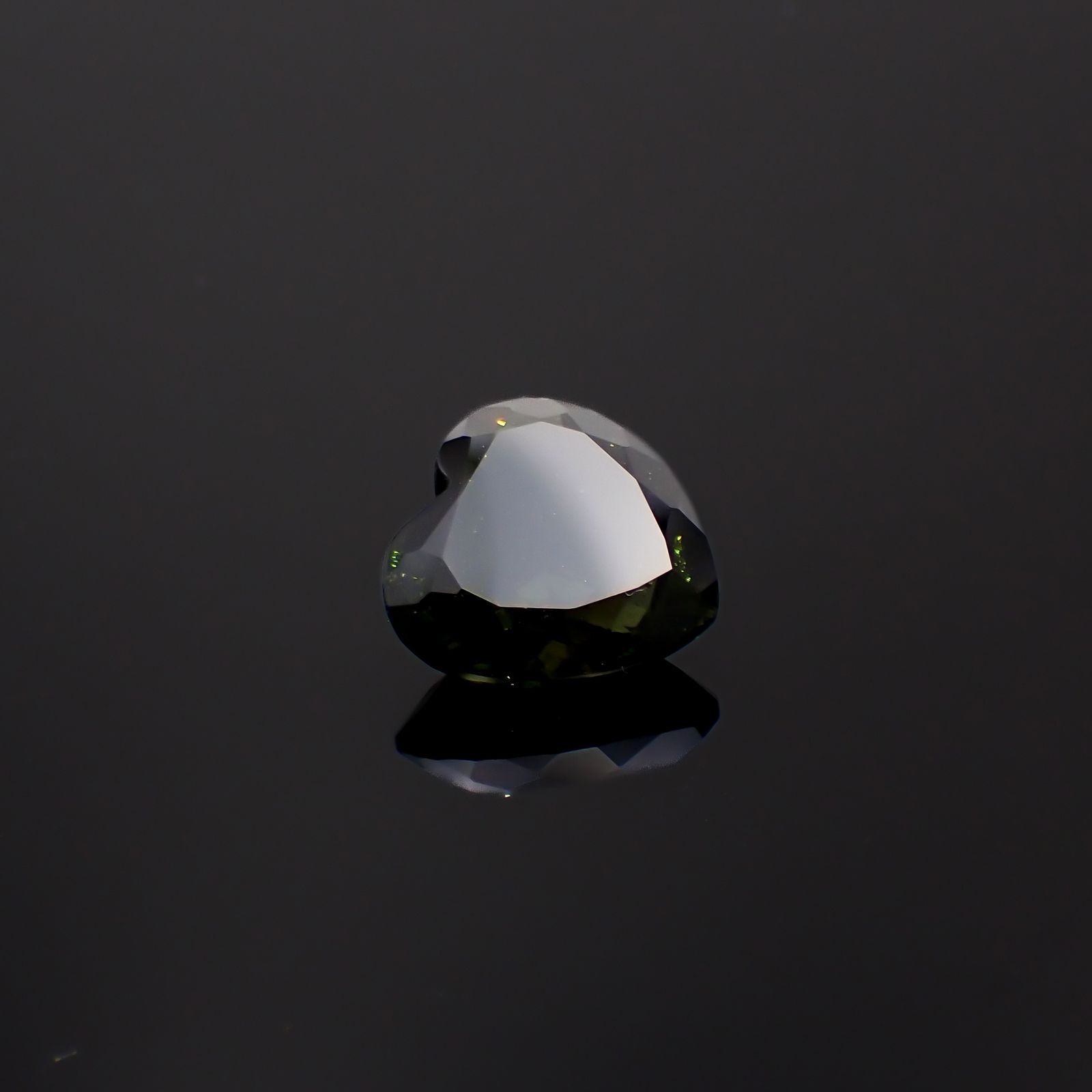 モルダバイト(宝石名モルダバイト)発見地：旧チェコスロバキア 7.43ct 識別済[231224835]13.9x13.9mm前後