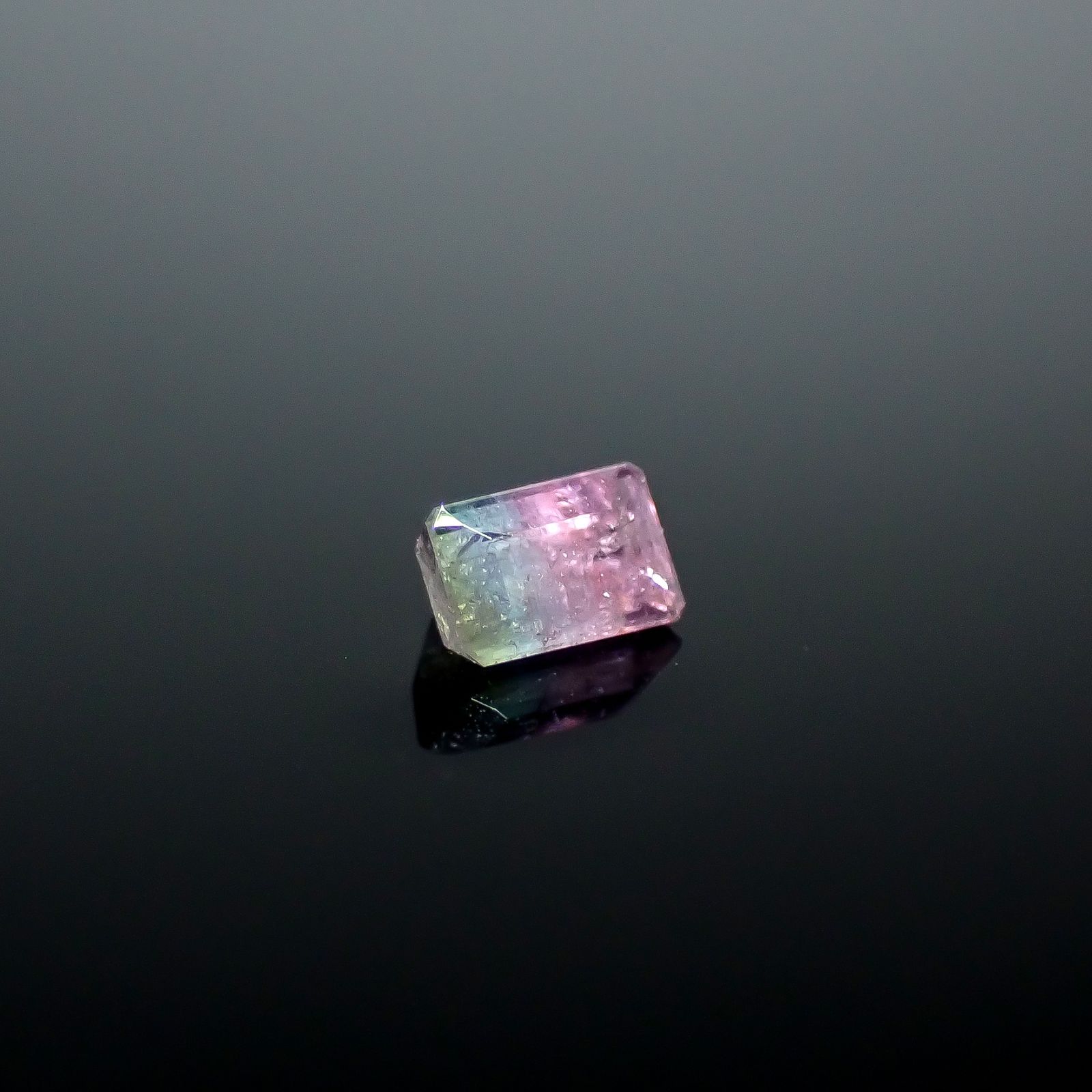 パーティカラーパライバトルマリン 非加熱(宝石名トルマリン/別名パライバ・トルマリン)ブラジル産 GIA鑑付 0.12ct / 3.32x2.2mm前後 [251031287]