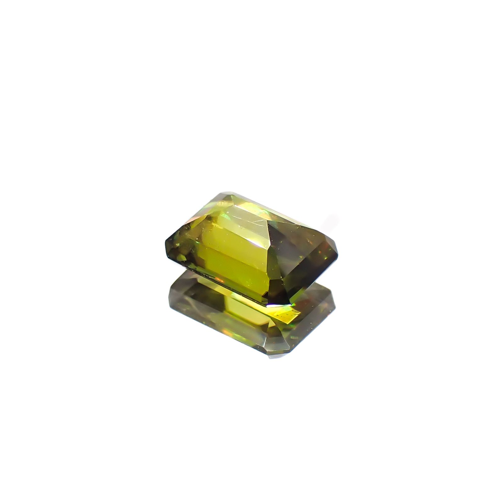 カラーチェンジスフェーン(宝石名スフェーン / カラーチェンジ・タイプ)パキスタン産 0.67ct 識別済[240627954]6.1x4.4mm前後