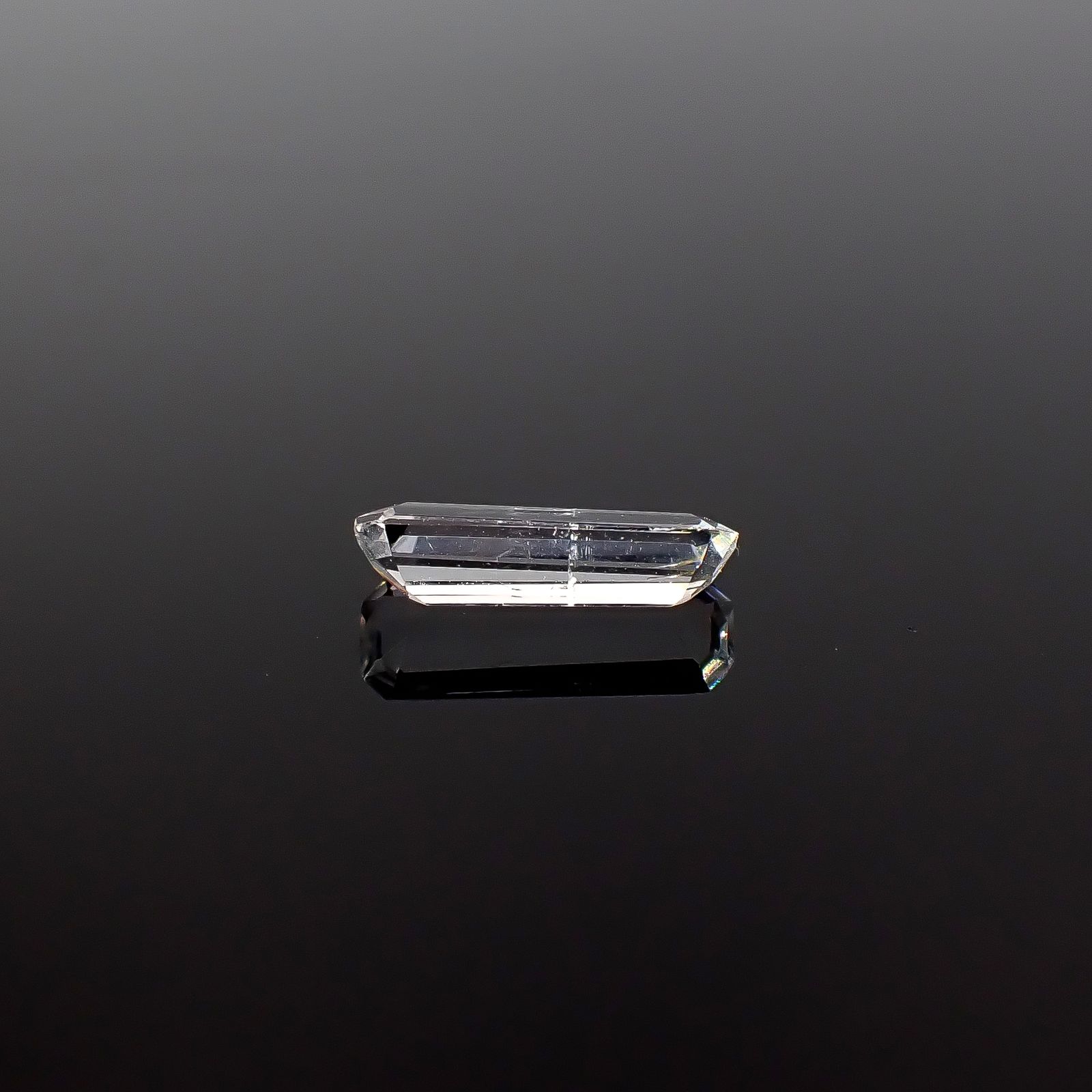 テネブレッセンススキャポライト アフガニスタン産 0.49ct / 9.2x3.1mm前後 [260432038]