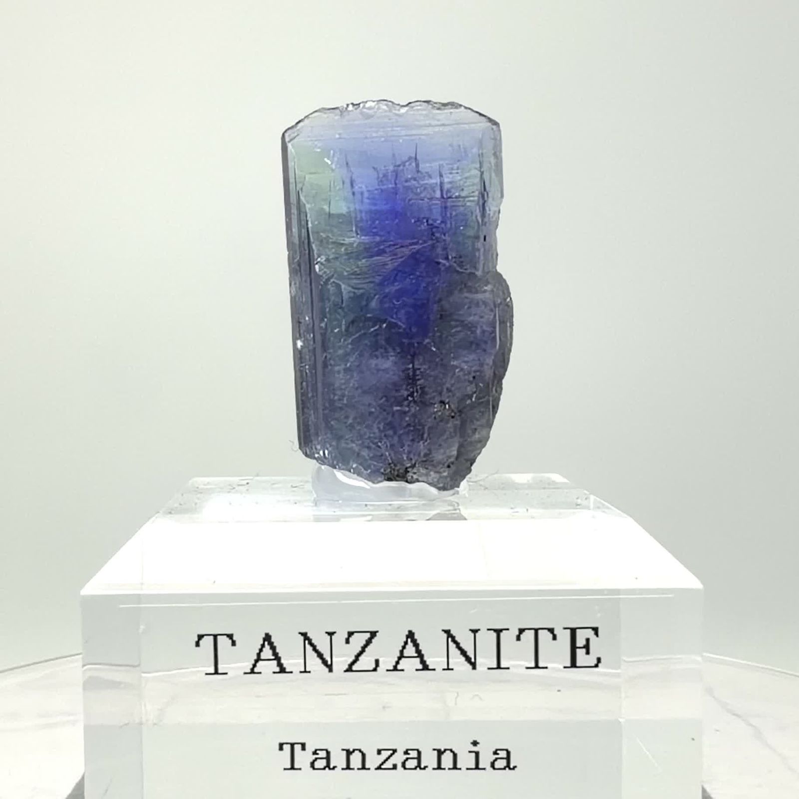 バイカラータンザナイト原石 タンザニア産 アクリル台座付き 50.31ct
