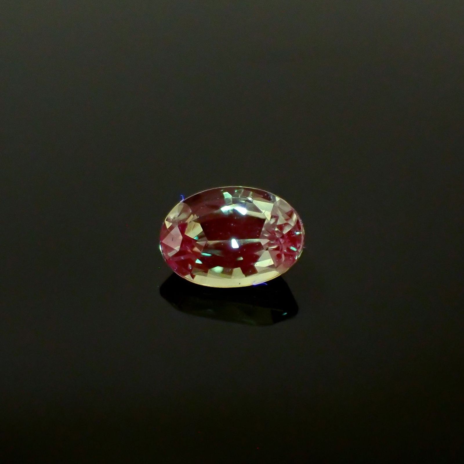 アレキサンドライト(宝石名アレキサンドライト)ブラジル産 GIA鑑付 0.63ct / 6.08x4.24mm前後 [251031288]