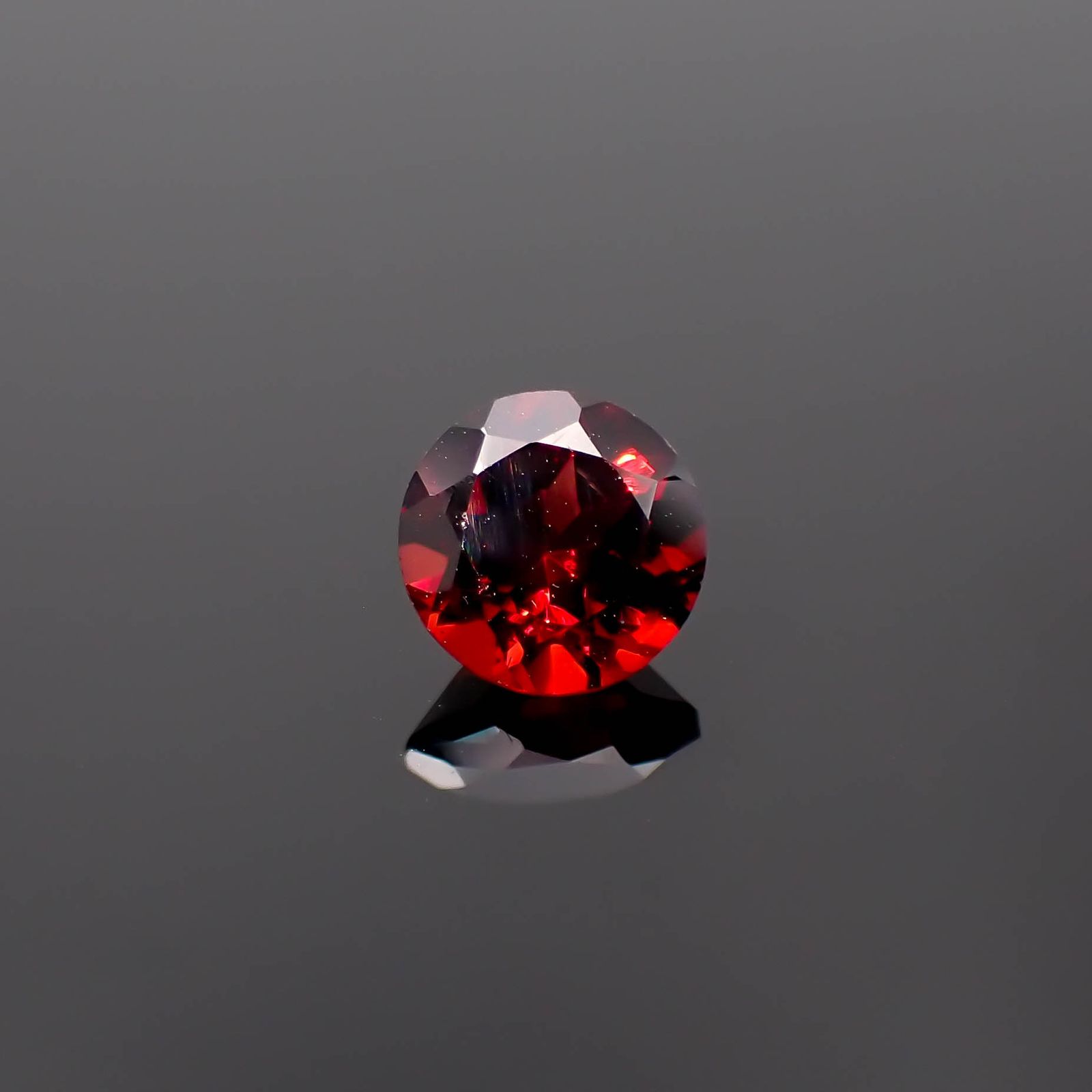 パイラルスパイトガーネット モザンビーク産 1.37ct[231225207]6.5x6.5mm前後