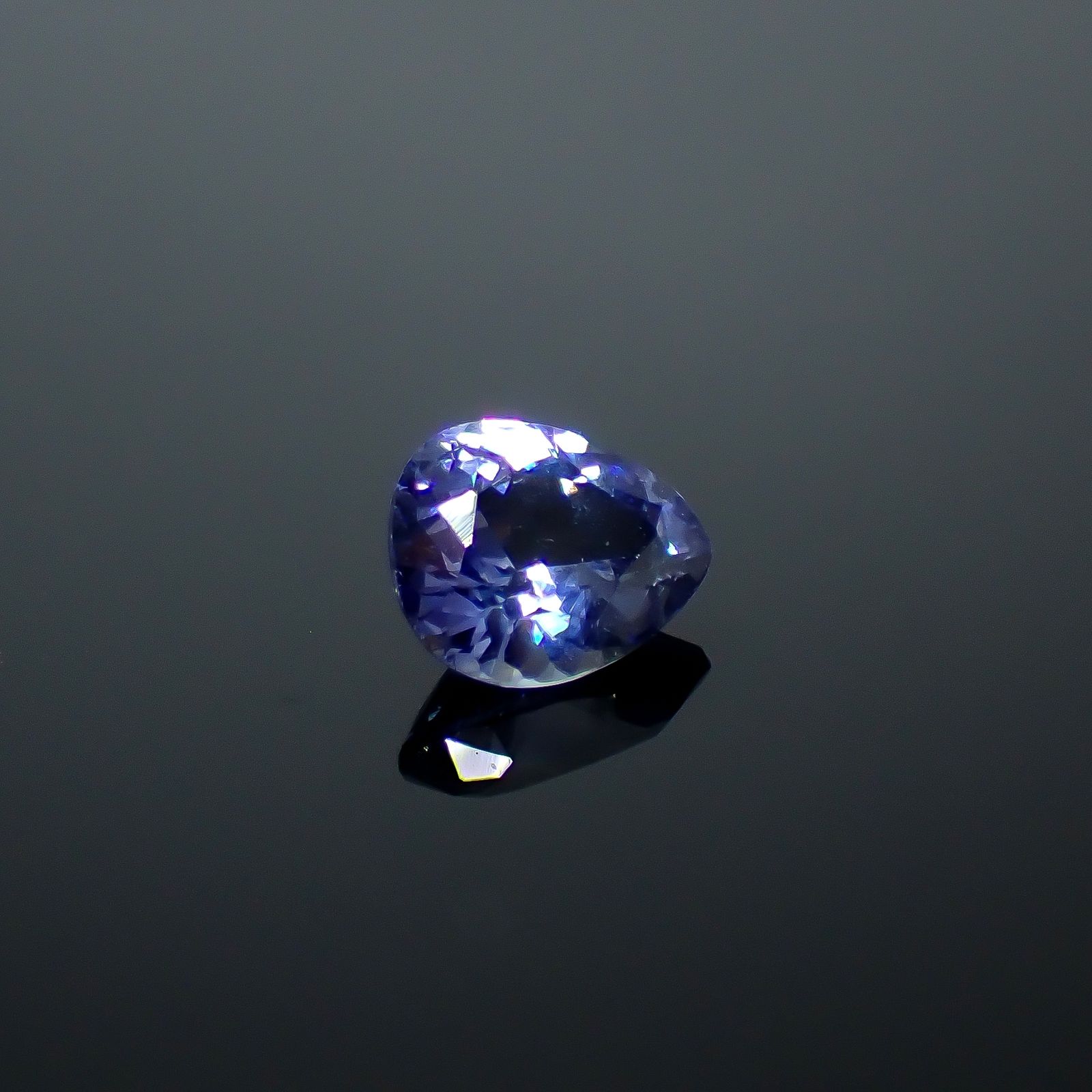 ベニトアイト アメリカ・カリフォルニア州産 0.63ct / 6x4.9mm前後 [251031292]
