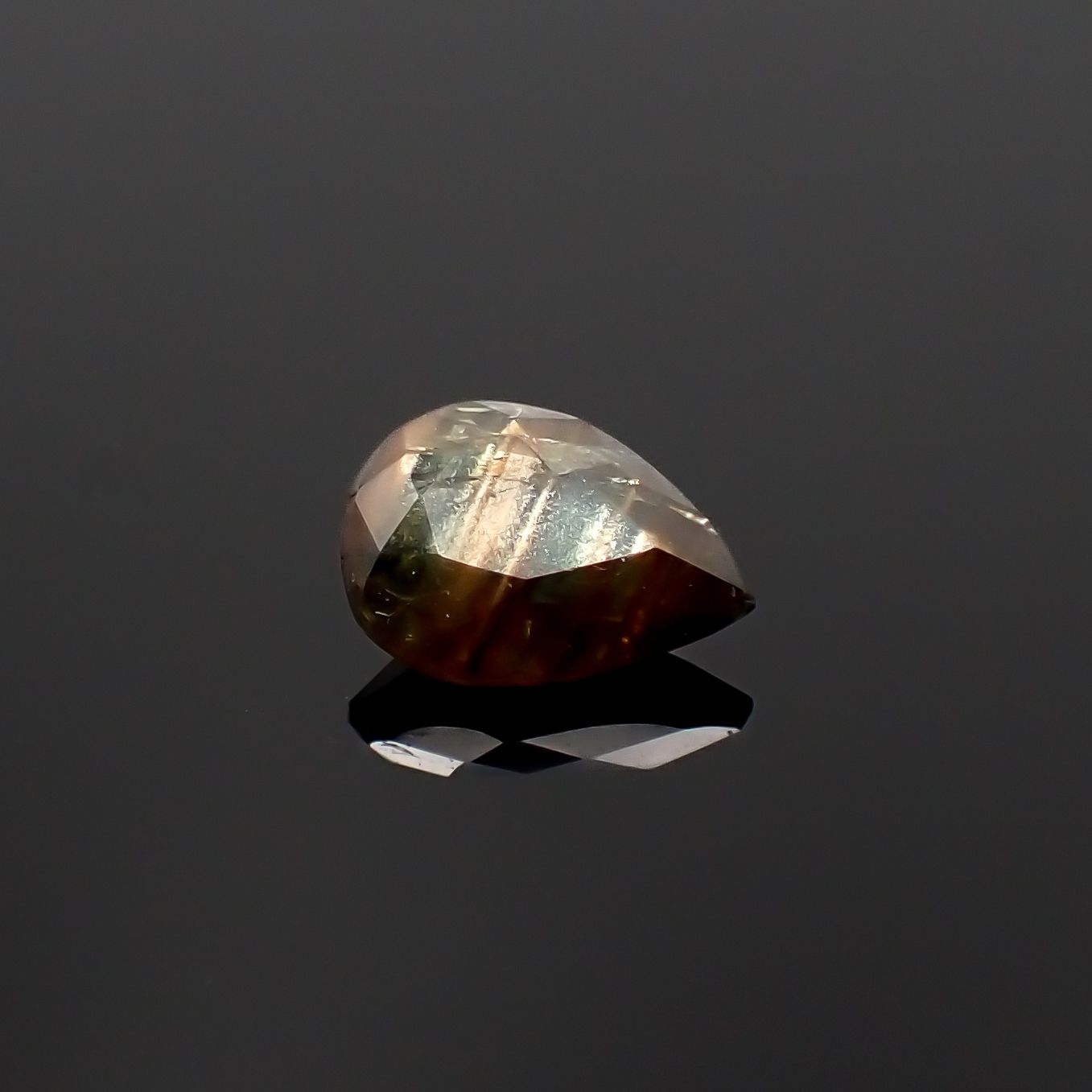 ゴールドシーンサファイア非加熱 ケニア産 0.83ct[230321330]6.8x5.3mm前後
