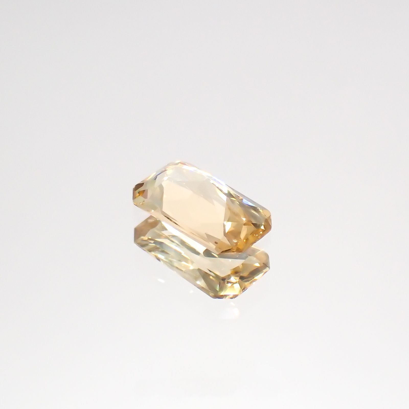 インペリアルトパーズ(宝石名トパーズ)ブラジル産 0.64ct 識別済[220114964]7.6x4.2mm前後
