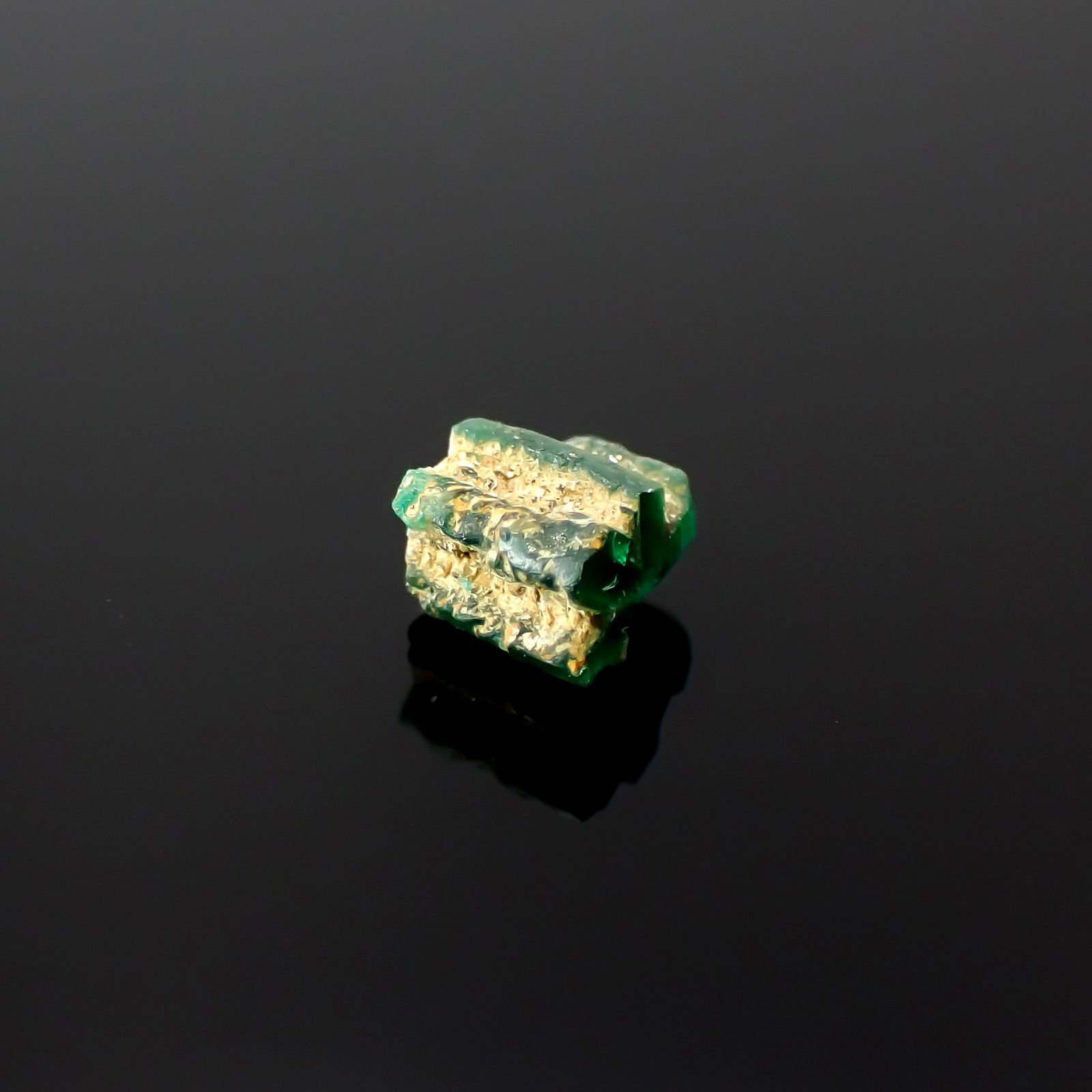 逆トラピッチェエメラルド 原石 コロンビア産 0.47ct[240627849]5x3.1mm前後
