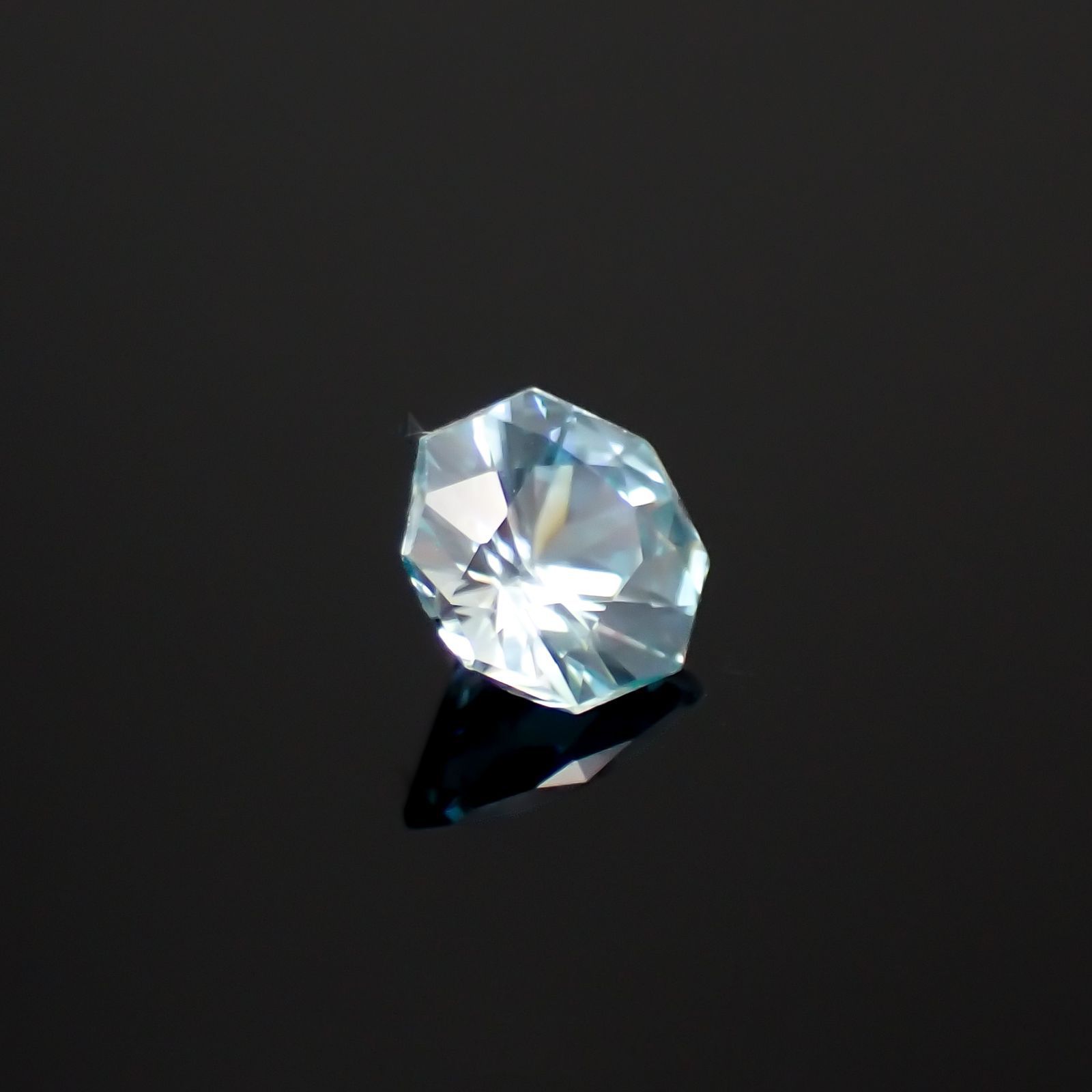 ◇オクタゴンカット◇アイスブルージルコン(宝石名ジルコン)カンボジア産 0.66ct 識別済[230320858]4.9x4.8mm前後