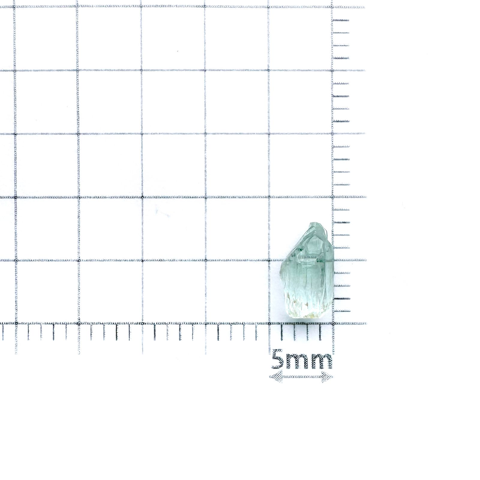 ミントベリル柱状結晶 原石 ナイジェリア産 0.69ct / 7.3x3.7mm前後 [251231420]