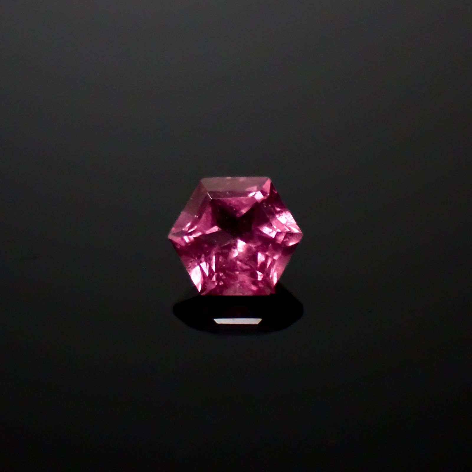 ◇ヘキサゴンカット◇カラーシフト マラヤガーネットSA(宝石名ガーネット) タンザニア産 0.76ct 識別済[210210091]5.1×5mm前後