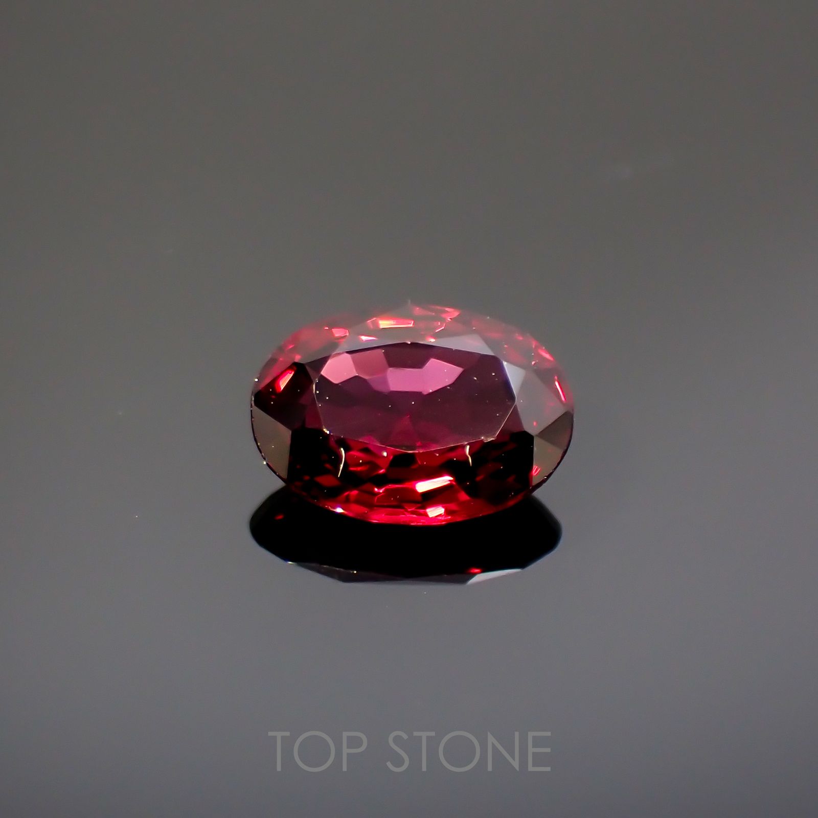 レッドスピネル(宝石名レッド・スピネル)タンザニア産 0.86ct 識別済[220114326]7.1x5.1mm前後