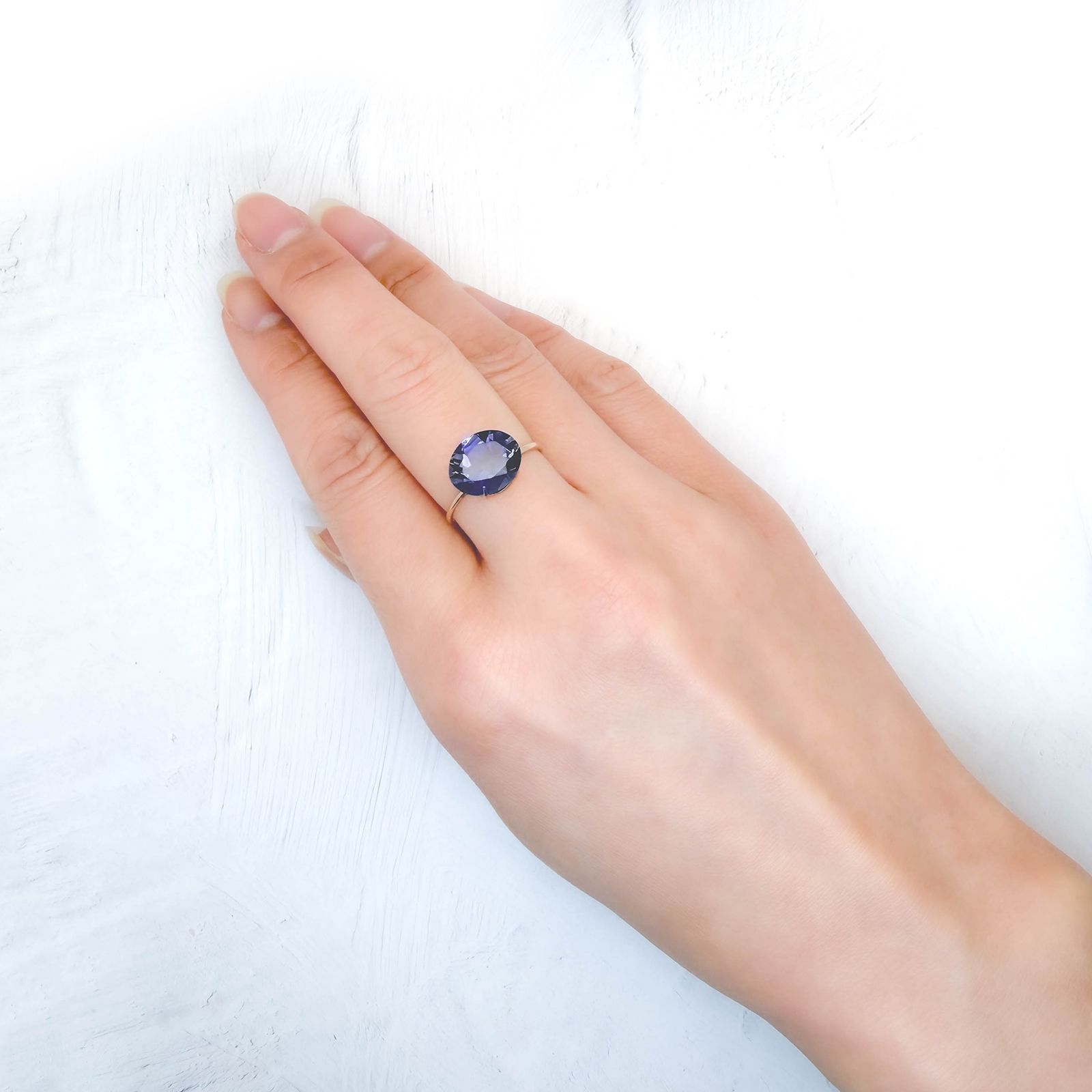 アイオライト タンザニア産 2.60ct / 11x8.9mm前後 [260231741]