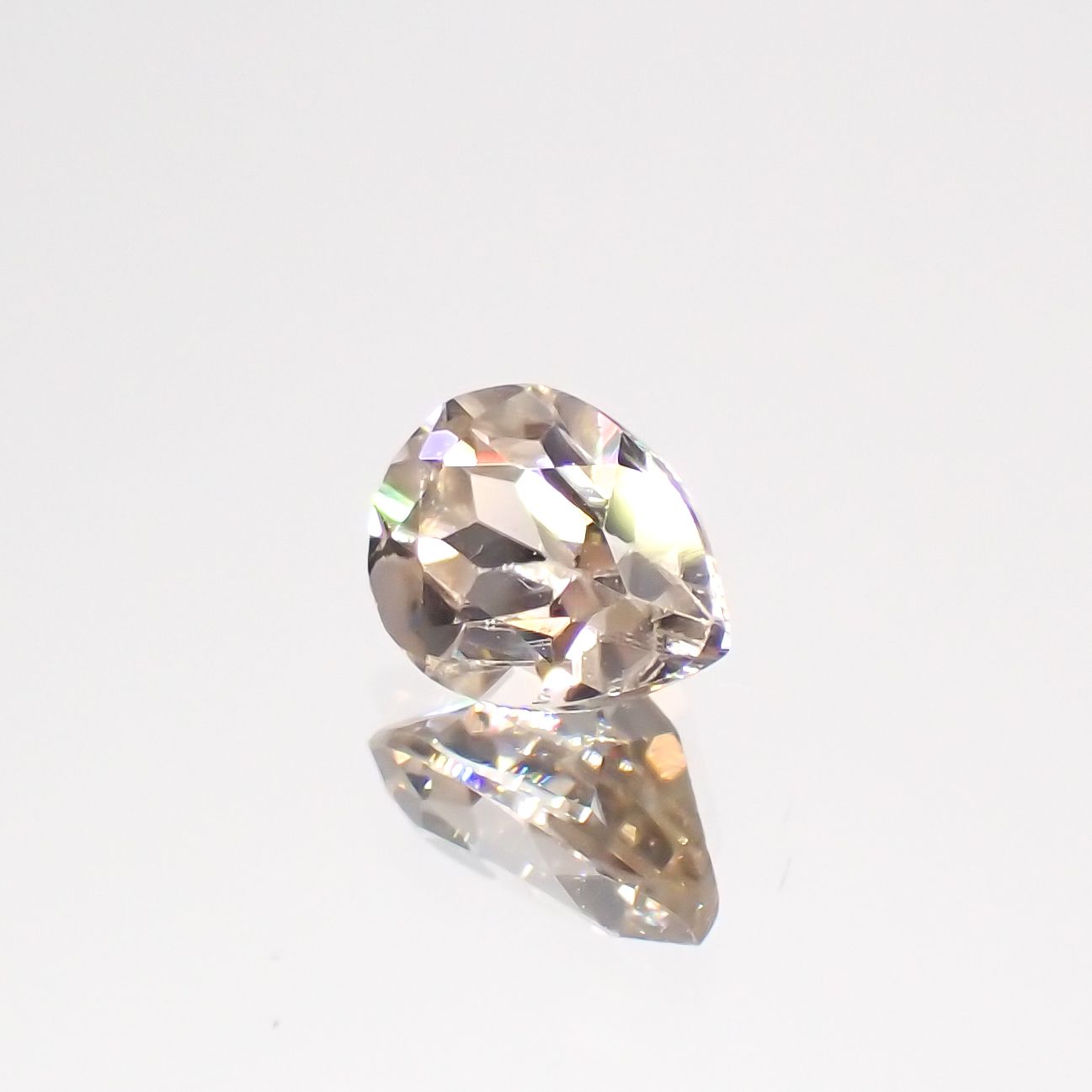 シャンパンカラージルコン(宝石名ジルコン)スリランカ/カンボジア産 0.65ct 識別済[230722986]5.6x4.1mm前後