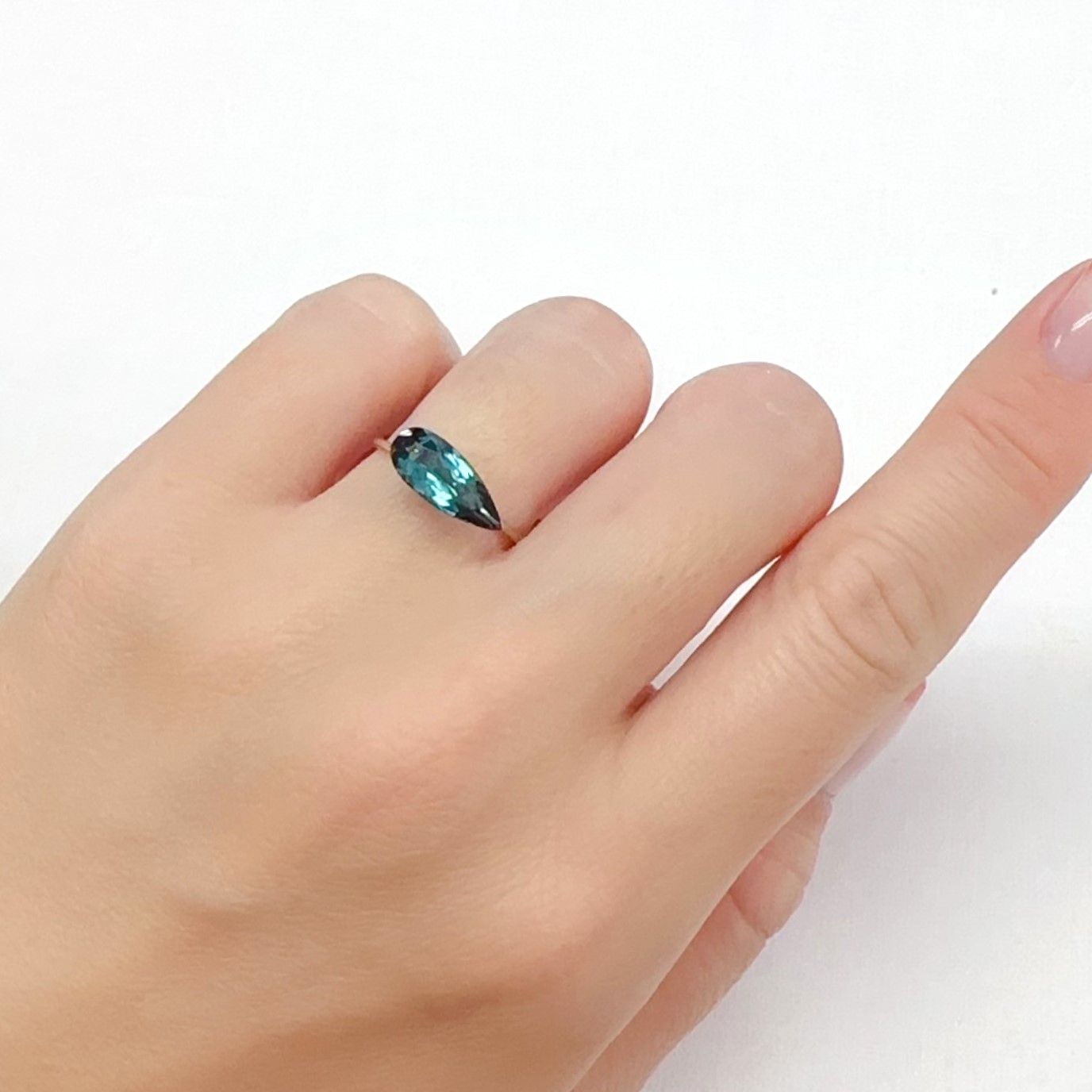 ブルーグリーントルマリン ブラジル産 1.47ct[240527541]12.7x5.3mm前後
