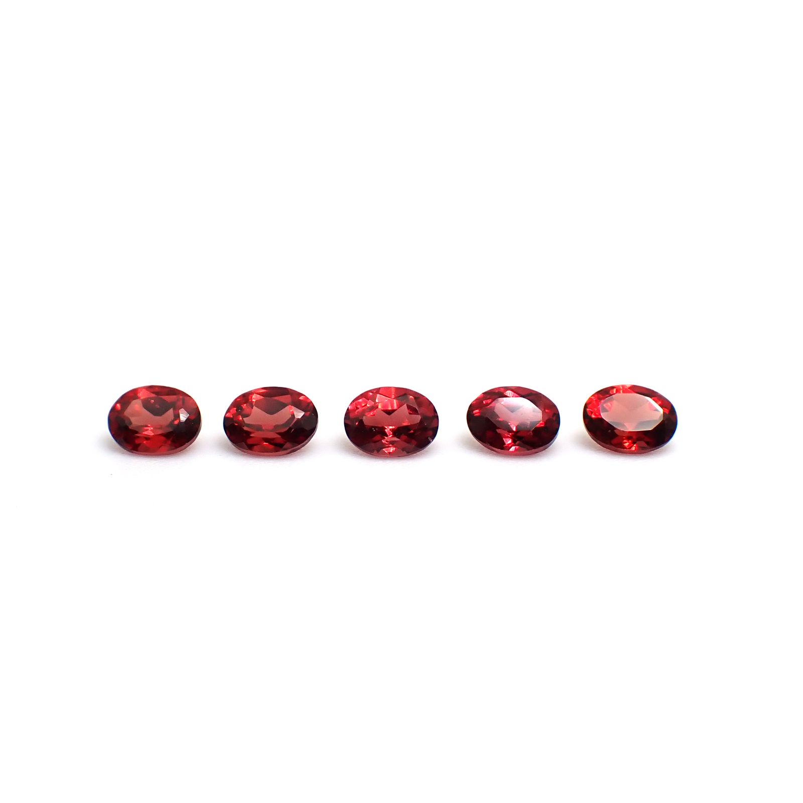◇ランダムセレクト◇パイロープアルマンディンガーネット モザンビーク産 約0.21ct / 4x3mm前後 [260532208-PAC]