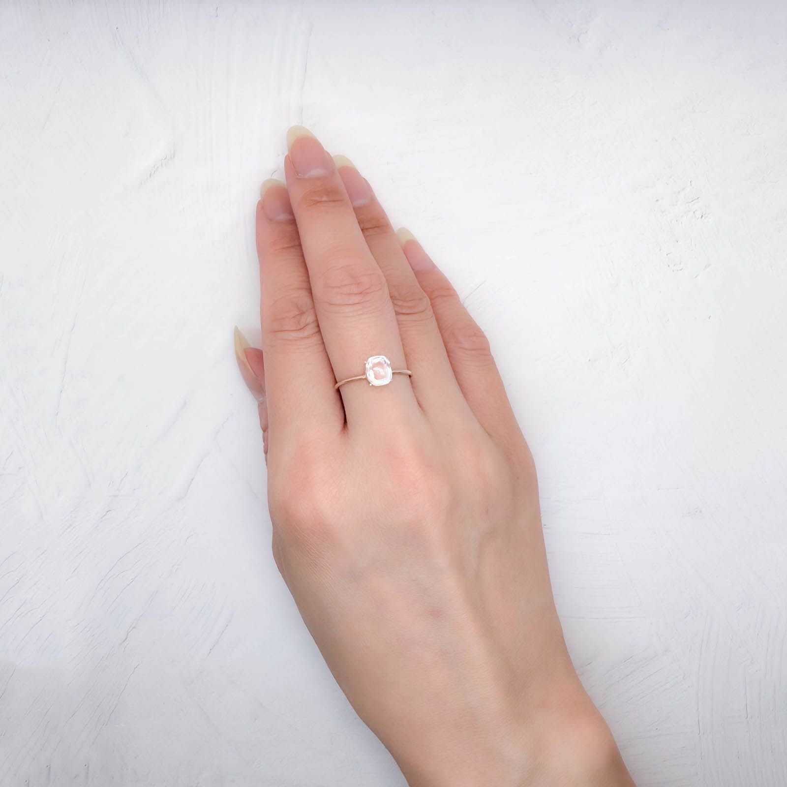 ◇バフトップカット◇レインボームーンストーン(宝石名ラブラドライト)マダガスカル産 識別済 0.96ct / 6.5x5.5mm前後 [250931036]