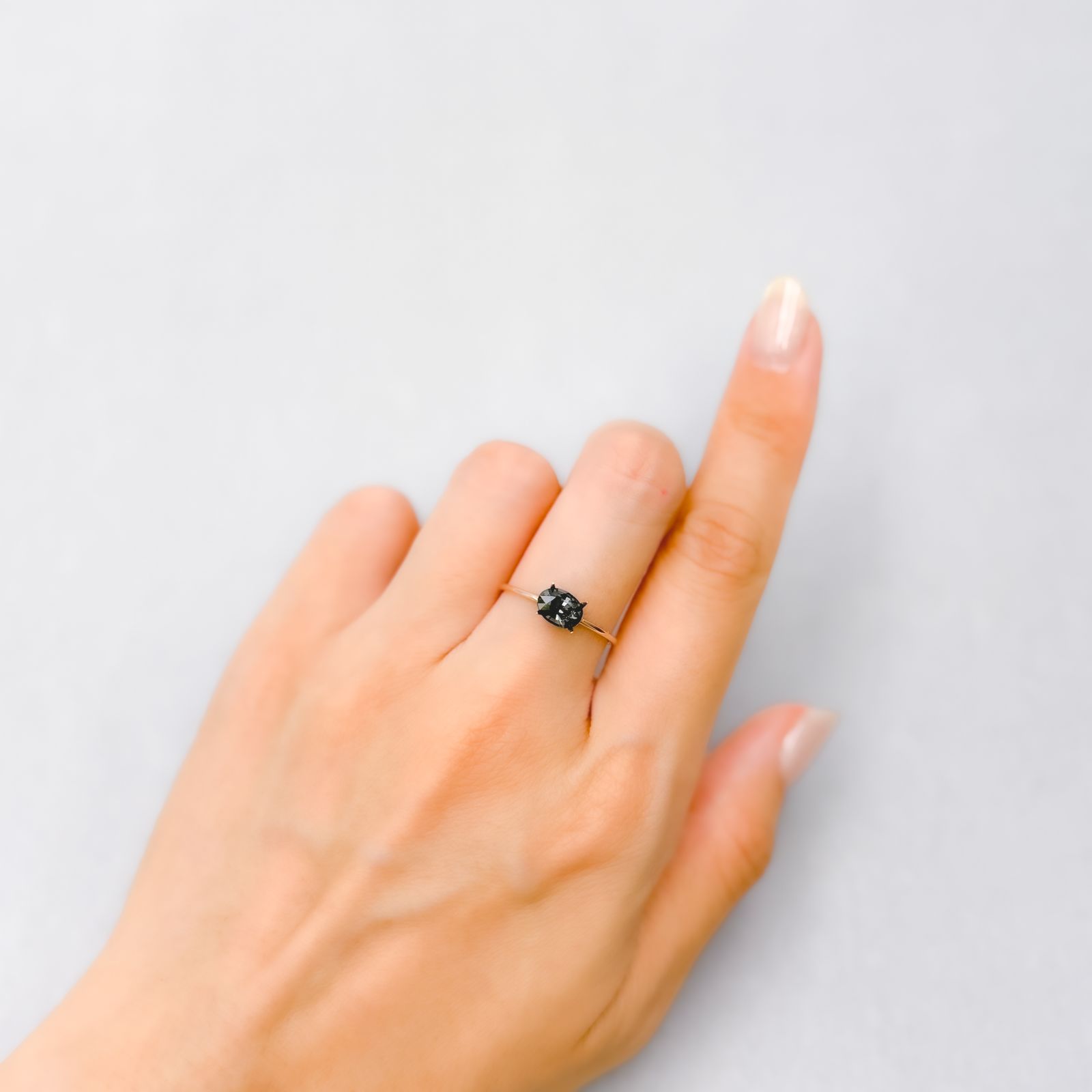 プラチナスピネル(宝石名スピネル) ビルマ産 0.838ct ソ付(彩珠)[250812840]6.7×4.9mm前後