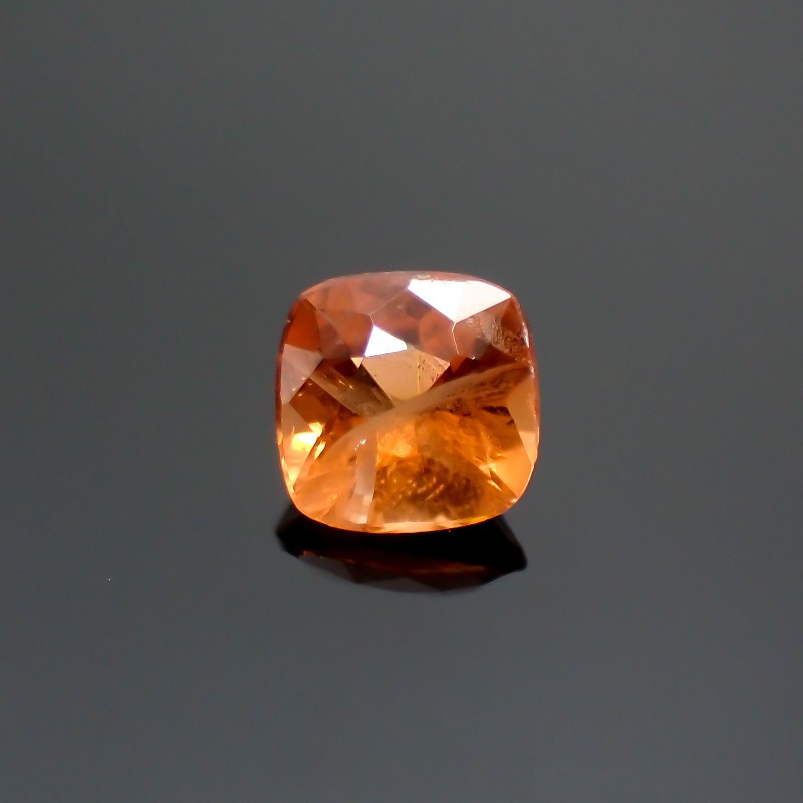 トリプライト(宝石名トリプライト) ブラジル産 0.388ct ソ付(彩珠)[210812529]4.1×4.1mm前後