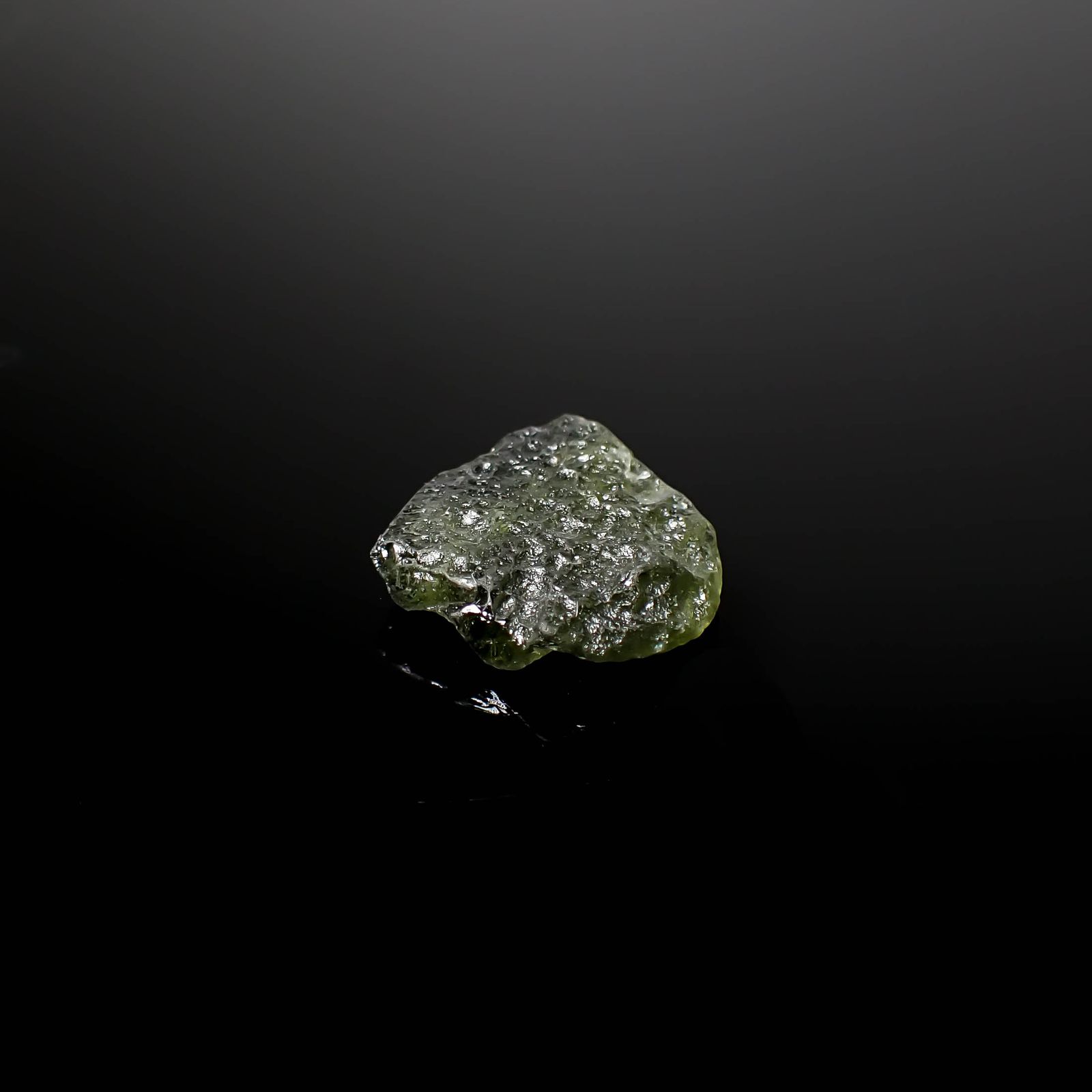 モルダバイト 原石 発見地：旧チェコスロバキア 5.34ct [241029295]15.5x15.7mm前後