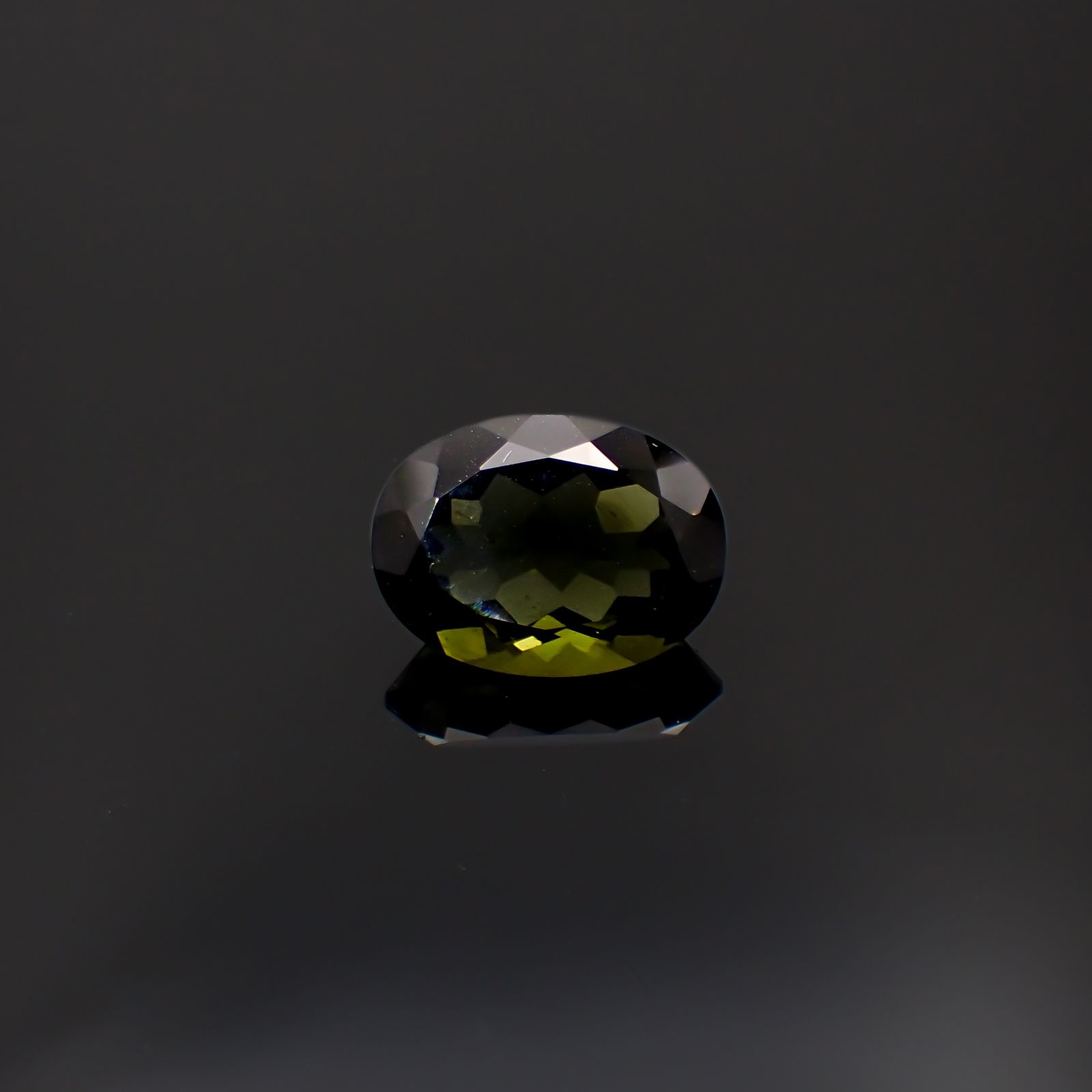 モルダバイト(宝石名モルダバイト)発見地：旧チェコスロバキア 8.07ct 識別済[231224832]16.2x11.9mm前後