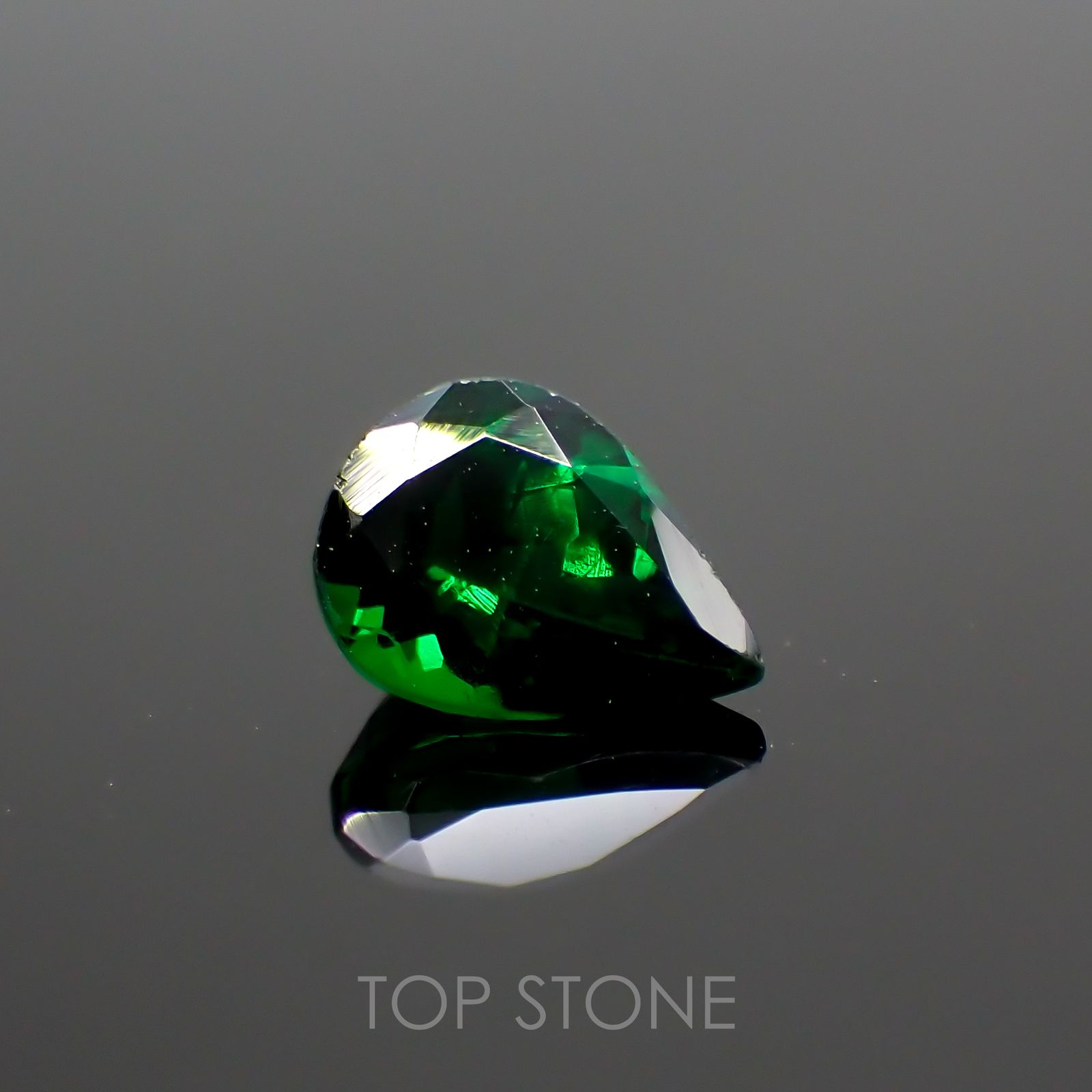 ツァボライト(宝石名グリーン グロッシュラー・ガーネット) タンザニア産 0.745ct ソ付(彩珠)[21069916]6.8×5mm前後