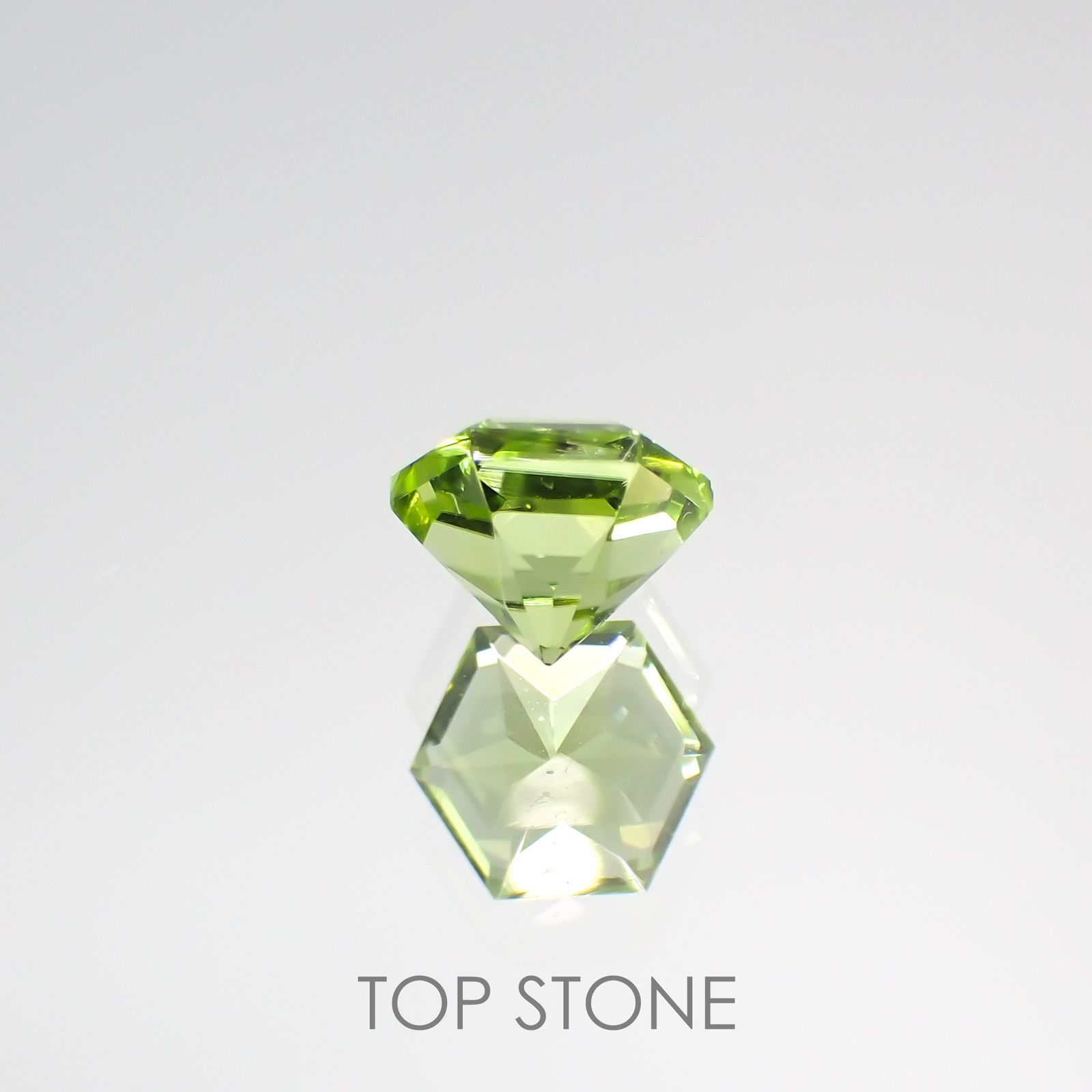 ◇ヘキサゴンカット◇ペリドット(宝石名ペリドット) パキスタン産 0.72ct 識別済[210813099]5×5mm前後