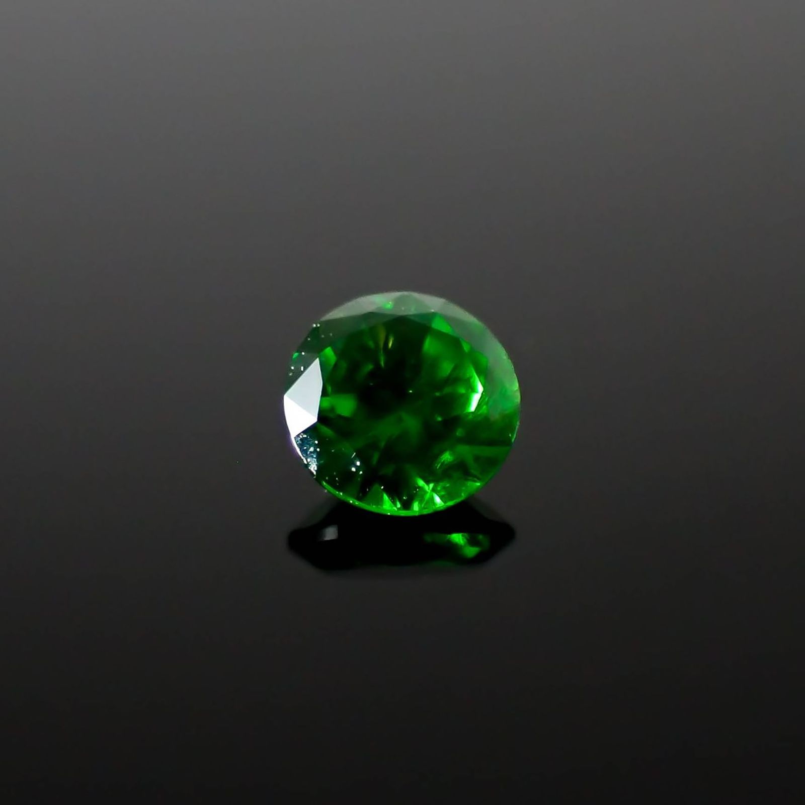 デマントイドガーネット ロシア産 0.15ct / 3.2x3.2mm前後 [260928272]