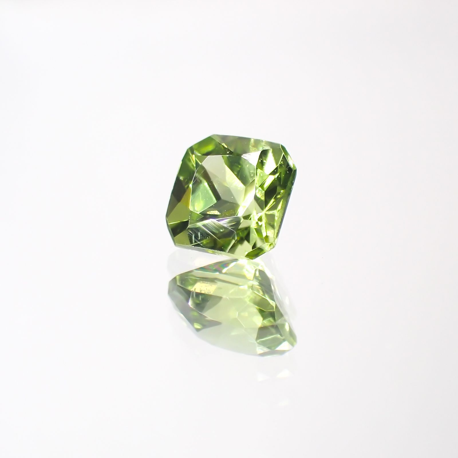 ◇アッシャーカット◇ペリドット(宝石名ペリドット) パキスタン産 0.75ct 識別済[211013490]5×5mm前後