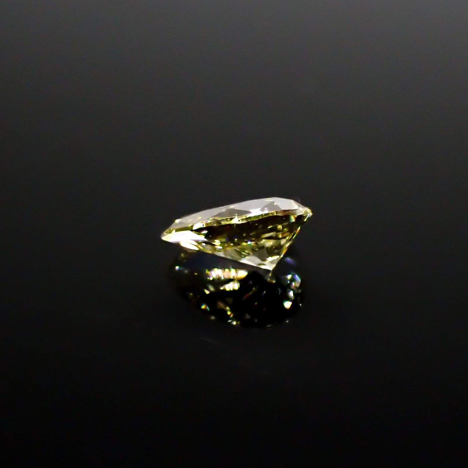カメレオンダイヤモンド(グリーンダイヤモンド)(宝石名ダイアモンド SI-1/FANCY GRAY YELLOWISH GREEN) 0.128ct ソ付(CGL)[240928972]4.14x2.81mm前後
