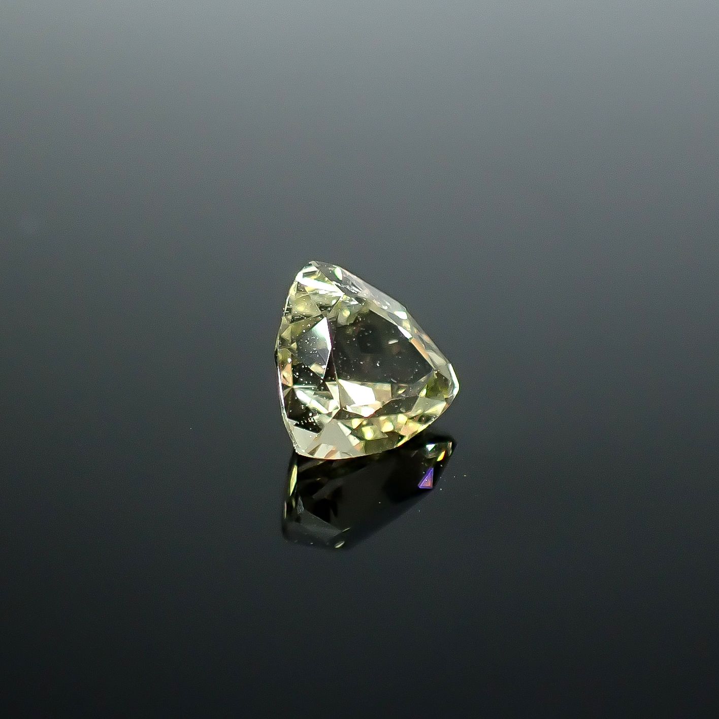 コーネルピン スリランカ産 0.95ct / 6.2x6.2mm前後 [251031230]