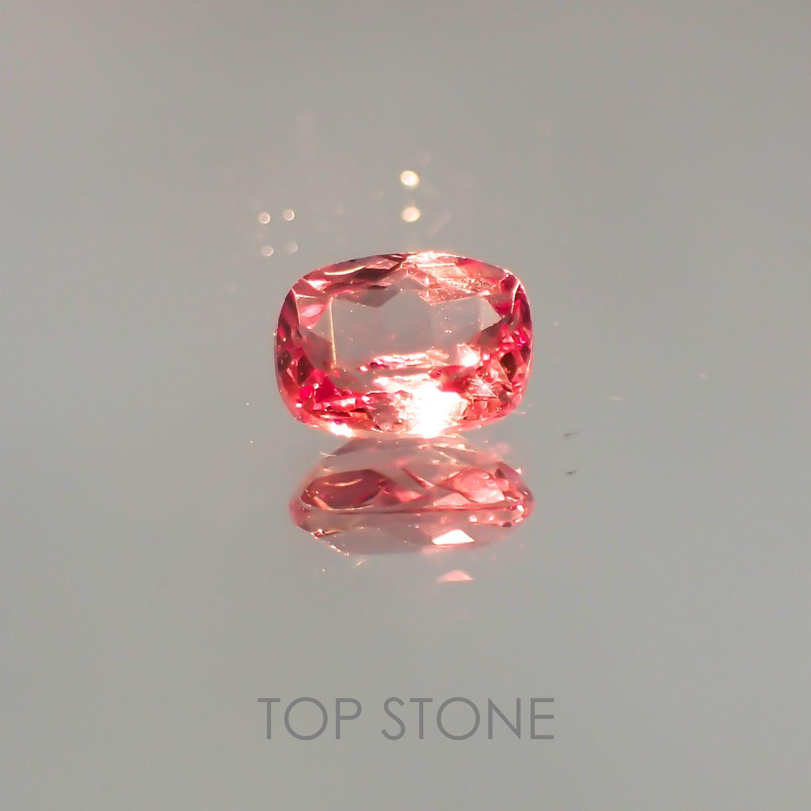 カラーチェンジマラヤガーネット タンザニア産 ルース 0.58ct[21059663]5.5×4.2mm前後
